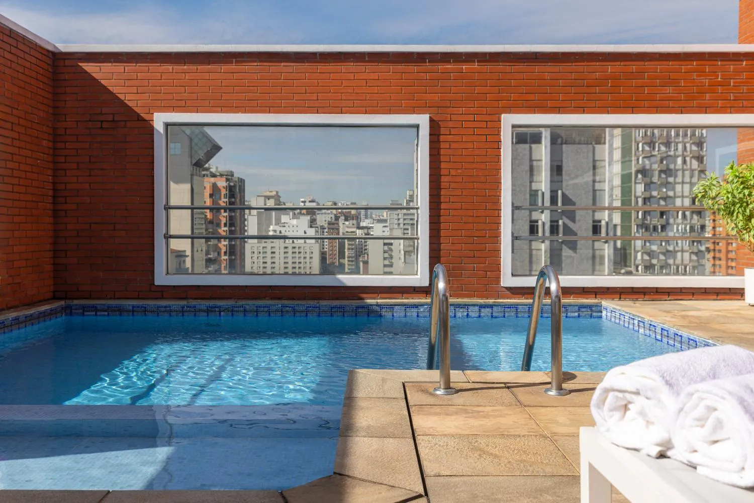Swimming pool in Regent Park Suite Hotel