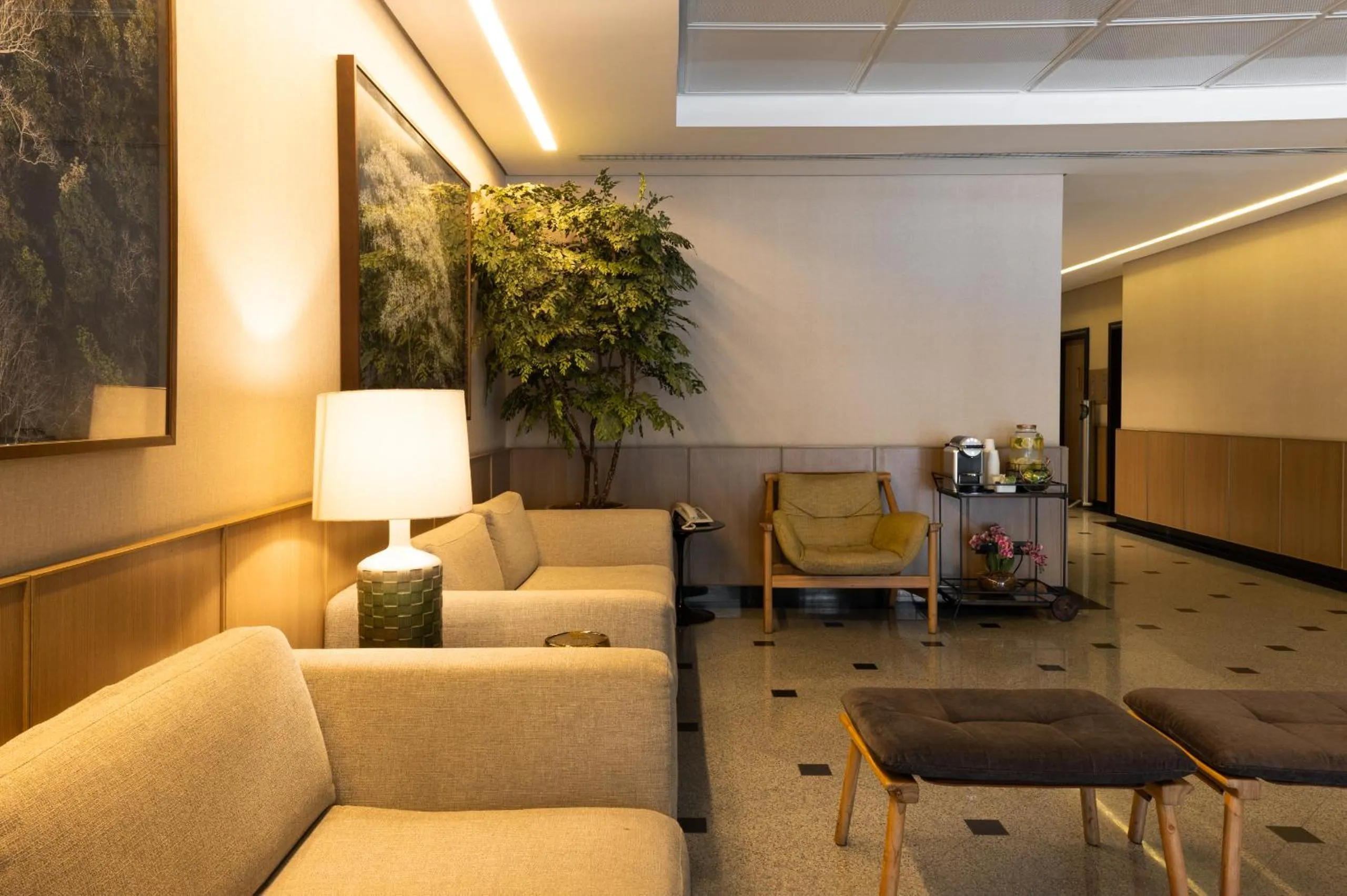 Lobby or reception in Regent Park Suite Hotel