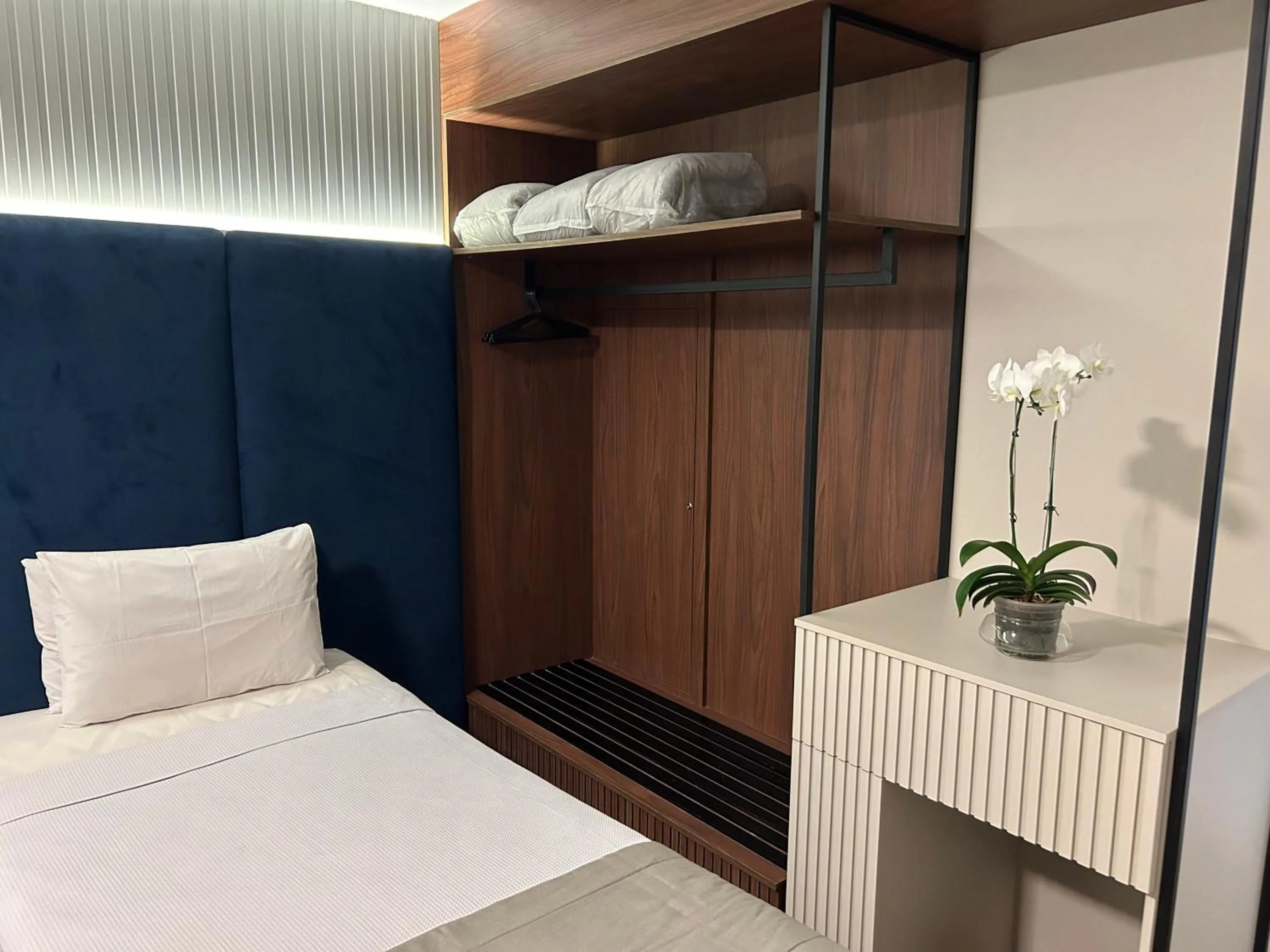 wardrobe, Bed in Américas Benidorm Hotel