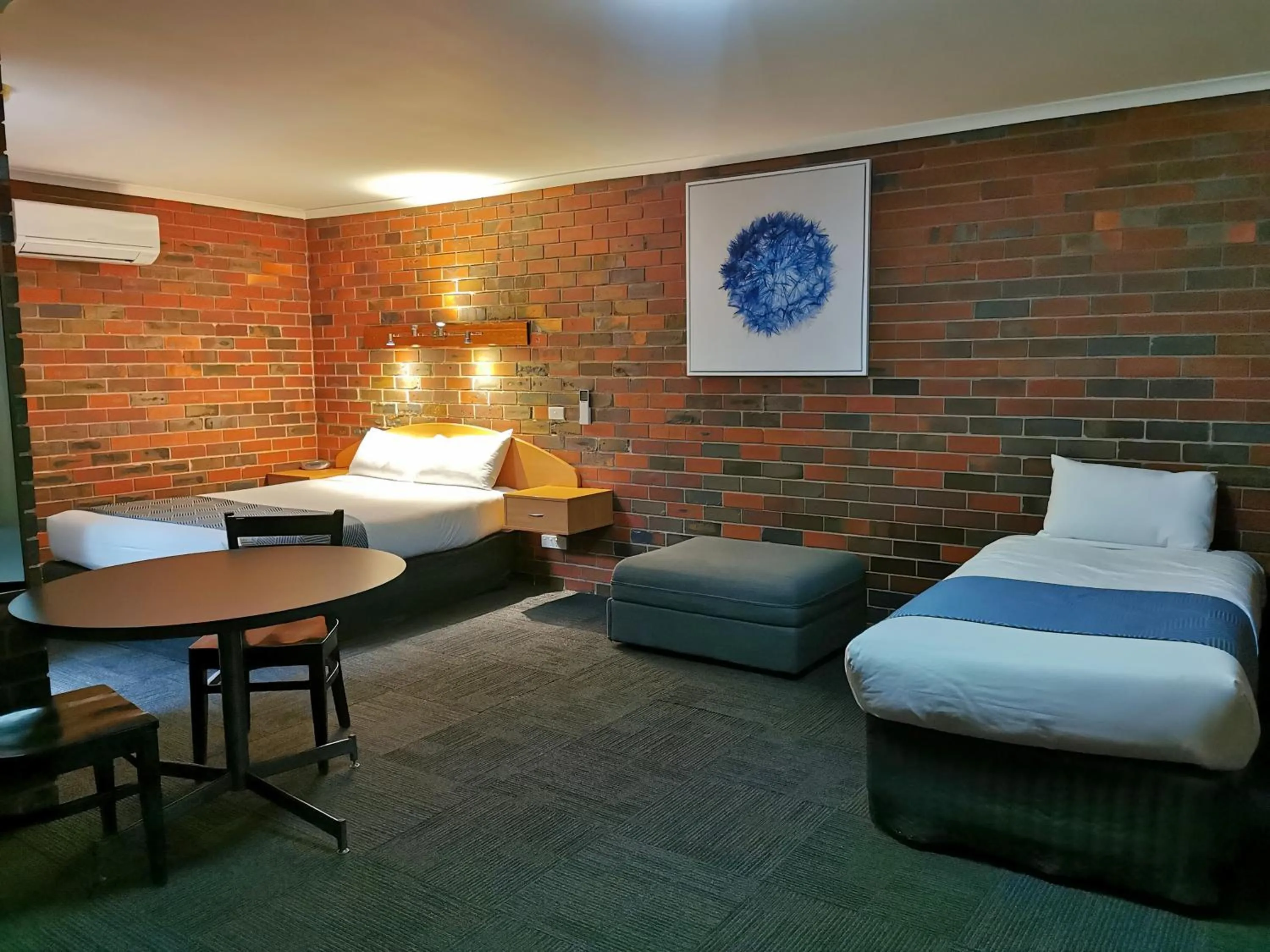 Bed in Town House Motor Inn