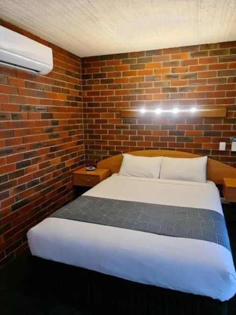 Bed in Town House Motor Inn