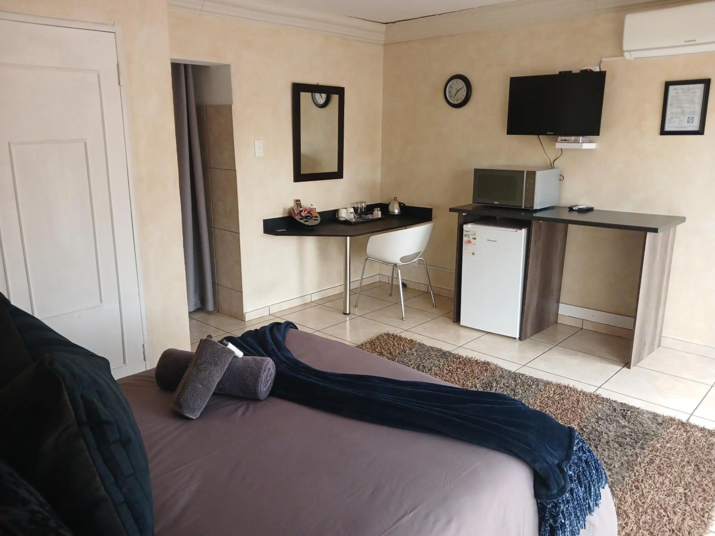 Bed in Blue Sparrow Guest House