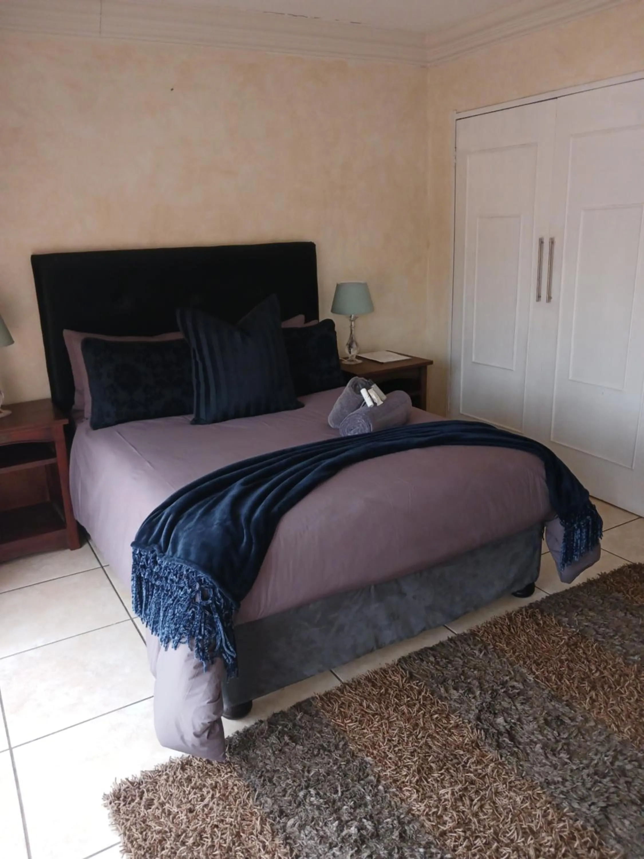 Bed in Blue Sparrow Guest House