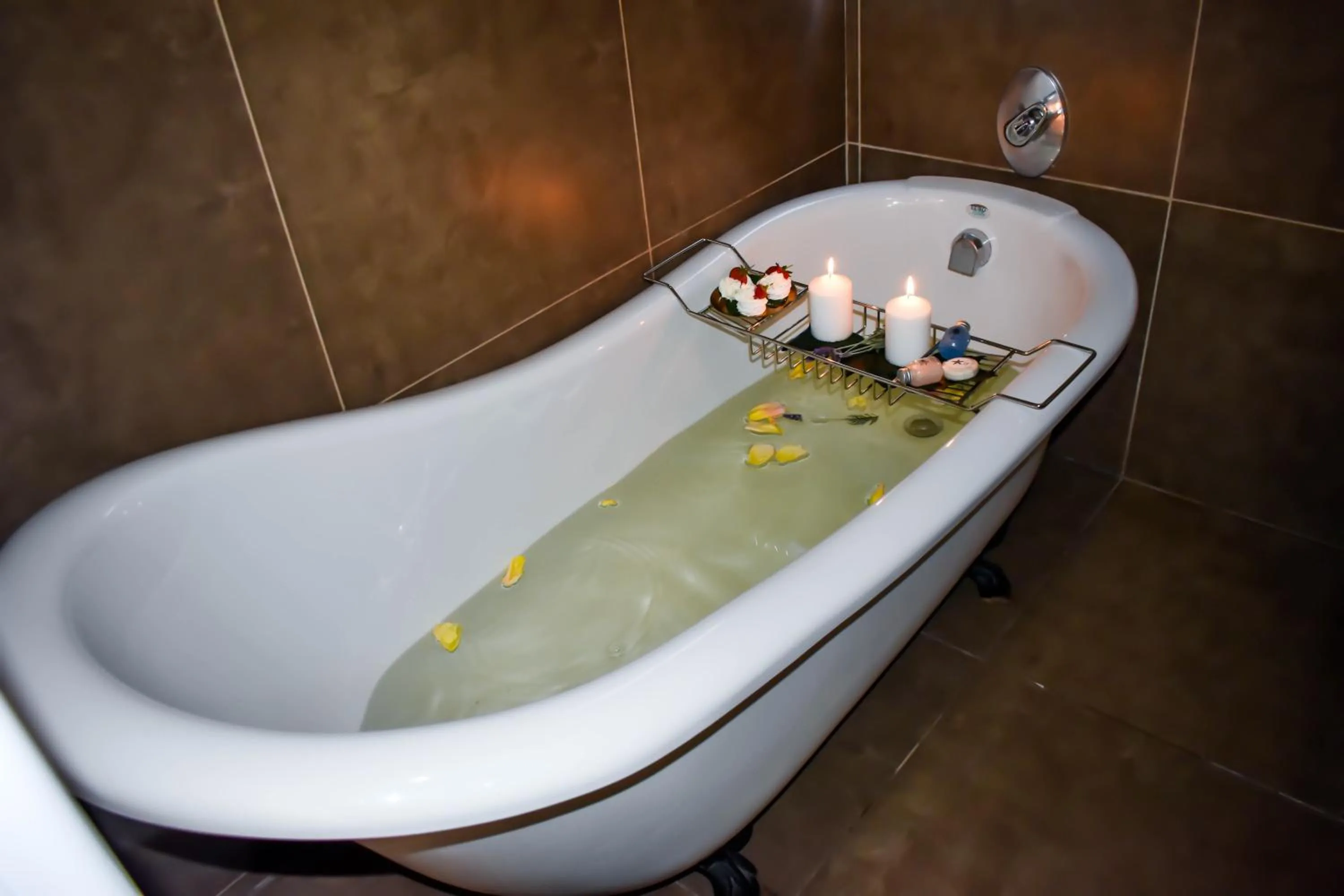 Hot Tub in Blue Sparrow Guest House