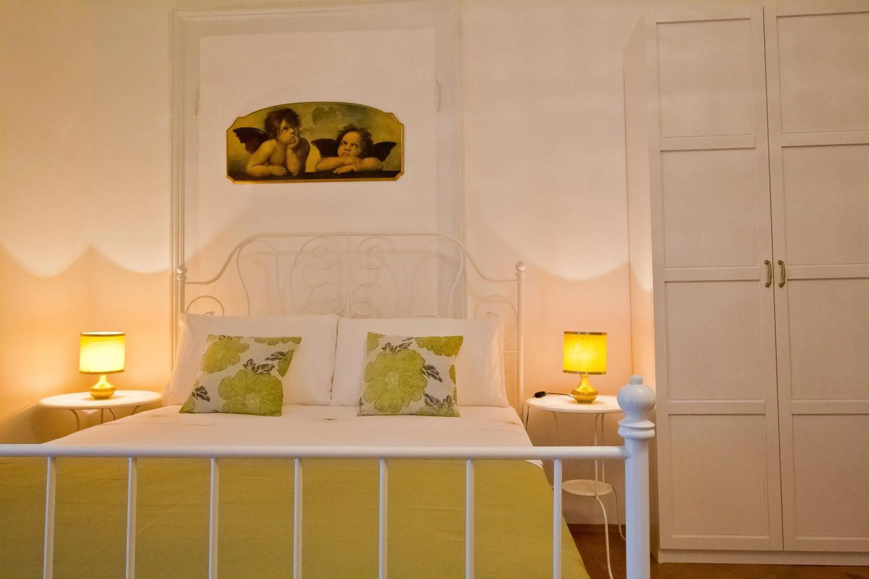 Superior Triple Room - single occupancy in Golden Rooms Bed & Breakfast Superior Triple Room - single occupancy in Golden Rooms Bed & Breakfast