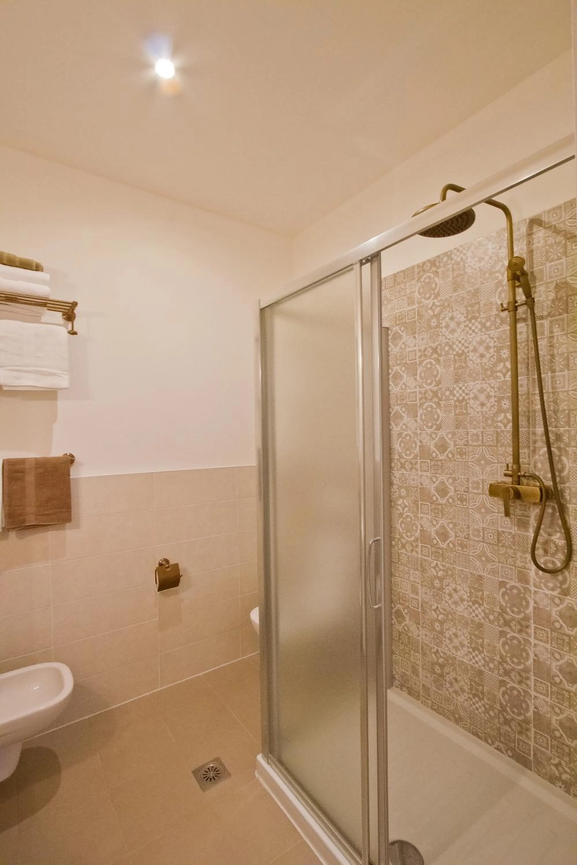 Bathroom in Golden Rooms Bed & Breakfast