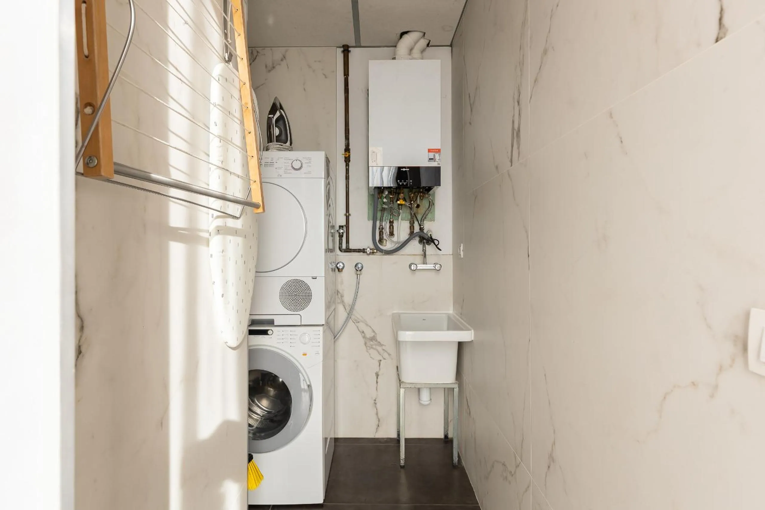 washing machine in Cosmo Apartments Sants