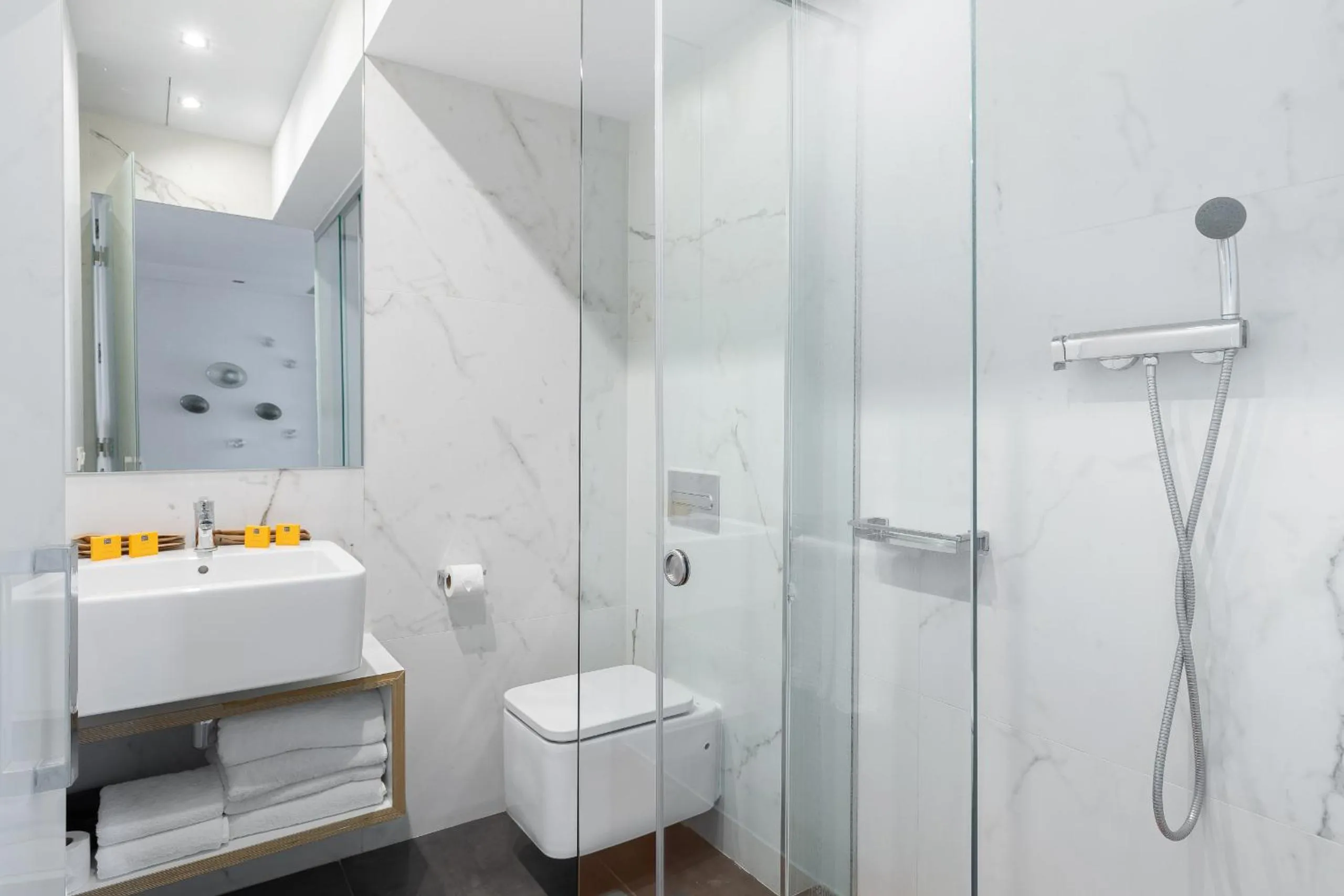 Shower in Cosmo Apartments Sants