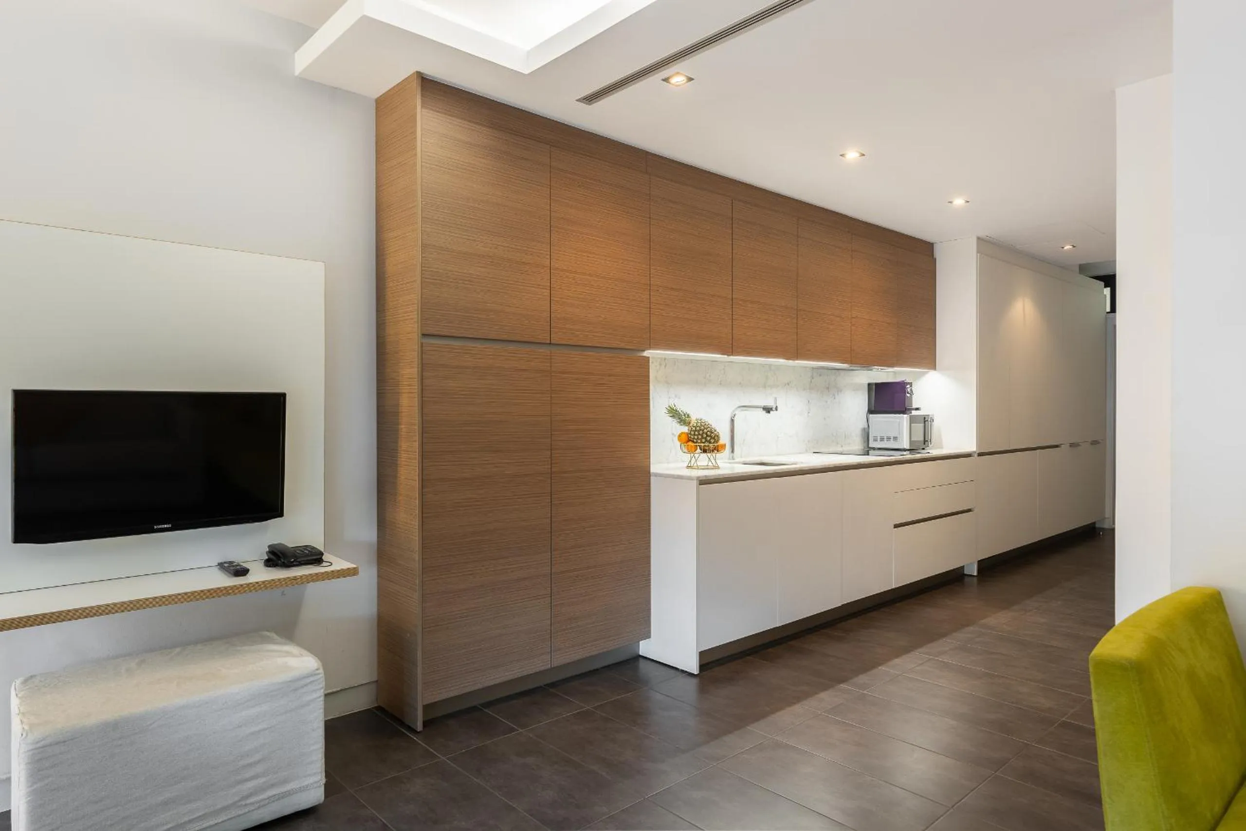 TV and multimedia in Cosmo Apartments Sants