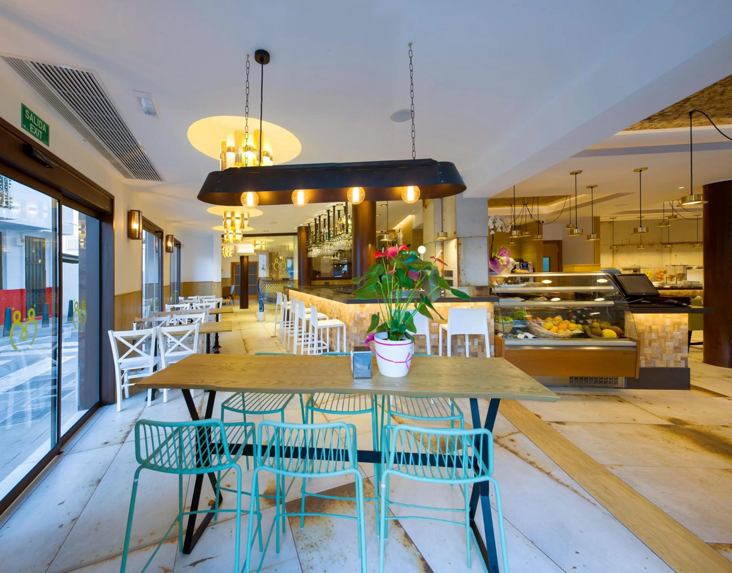 Restaurant/places to eat in Hostal Marí