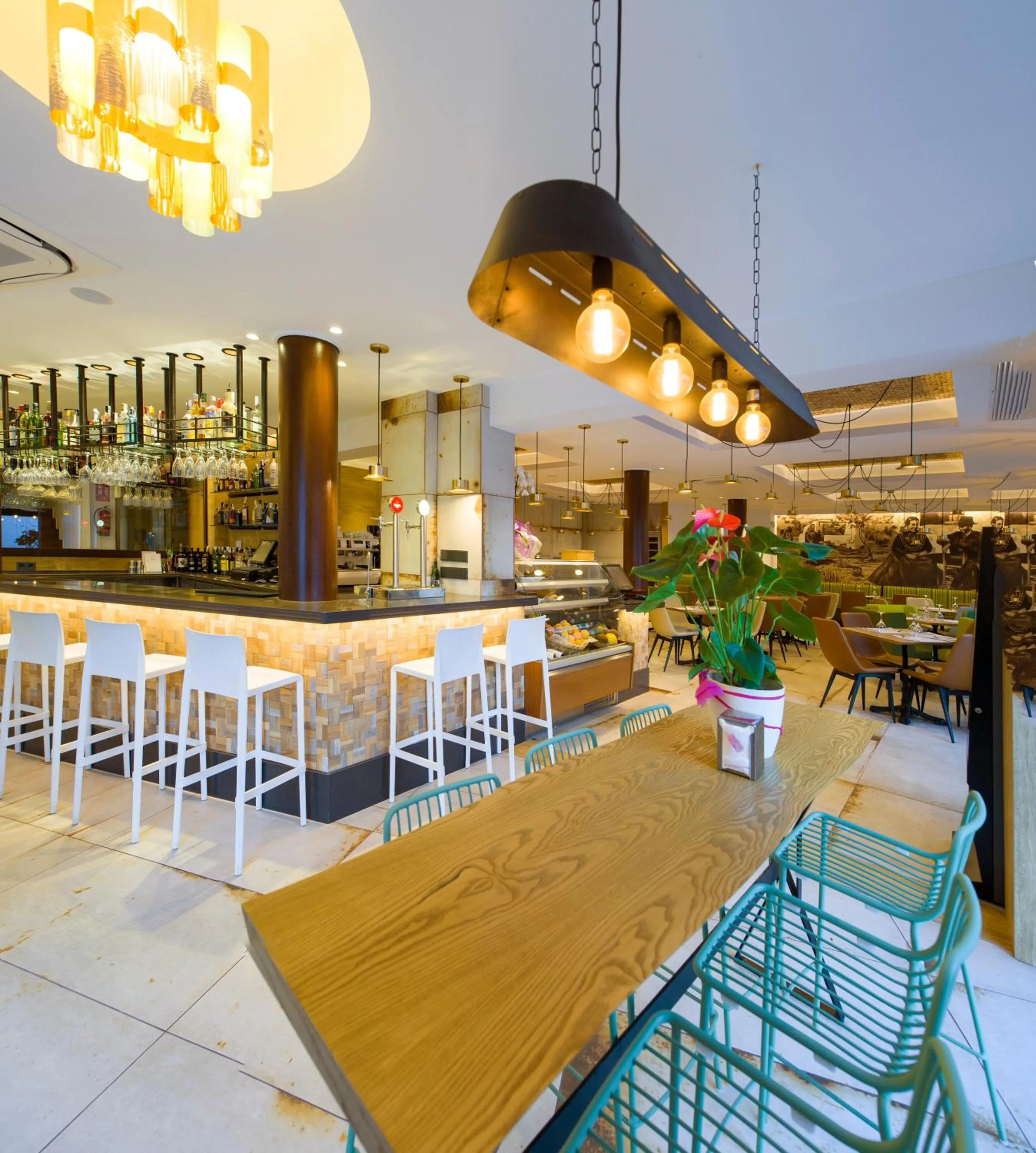 Restaurant/places to eat in Hostal Marí