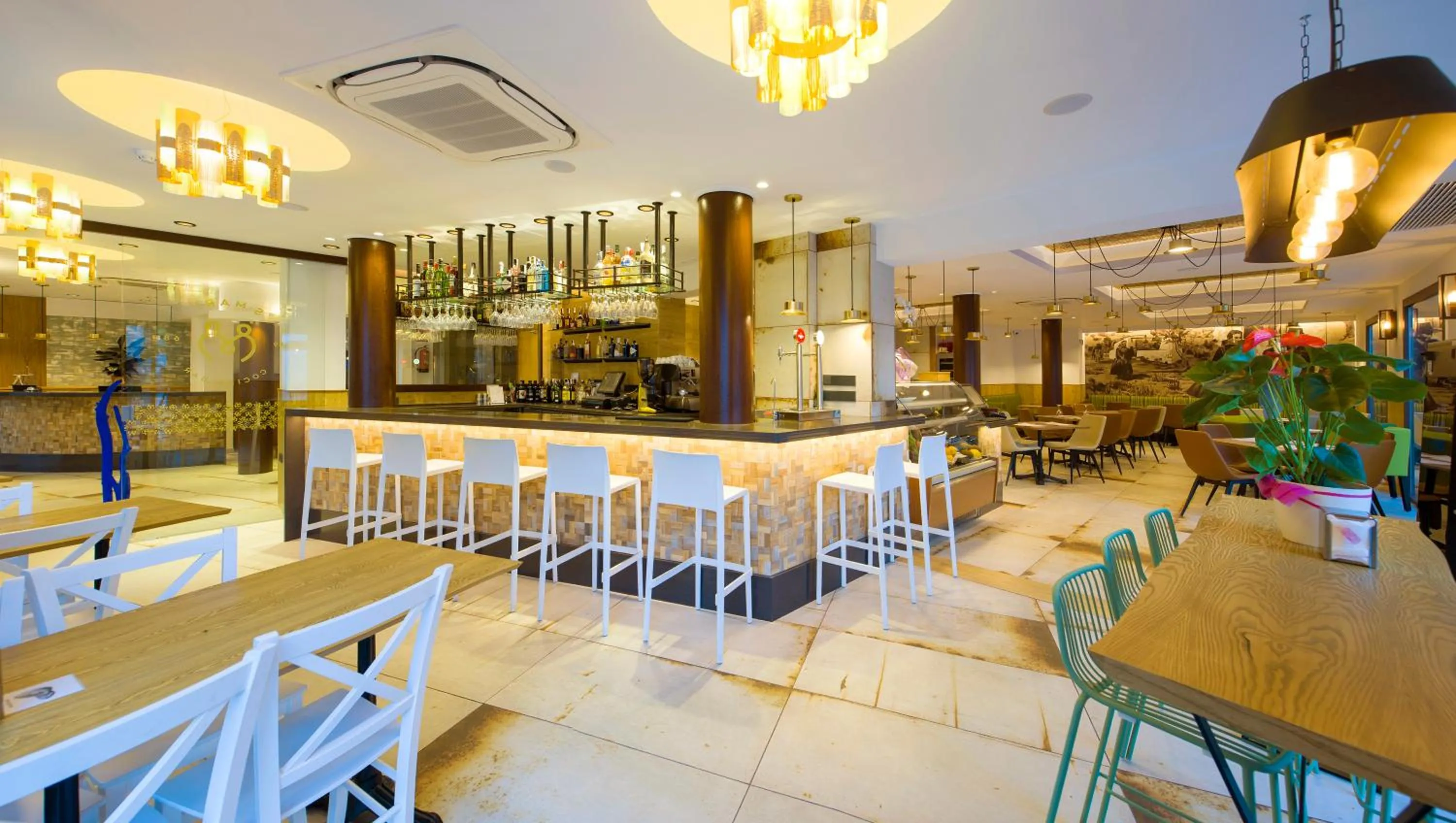 Restaurant/places to eat in Hostal Marí