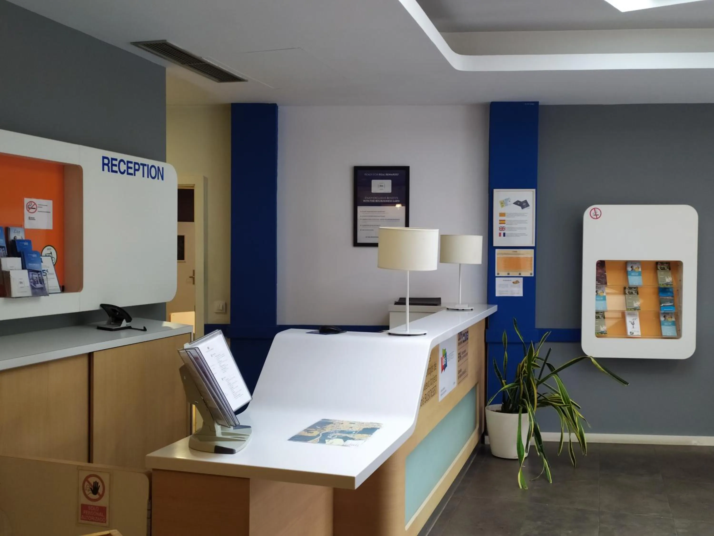 Lobby or reception in Ibis Budget Girona Costa Brava