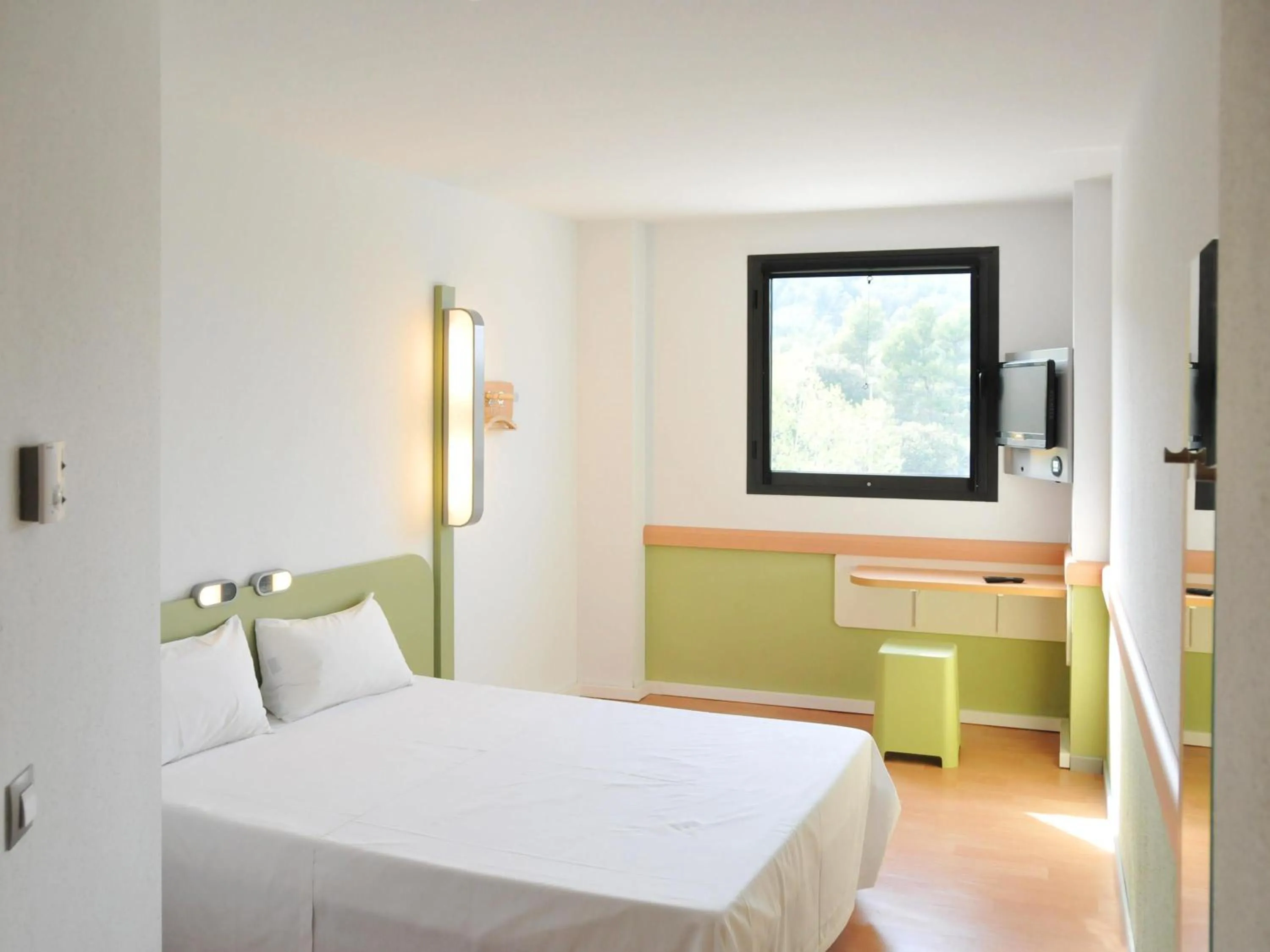 Bedroom, Bed in Ibis Budget Girona Costa Brava