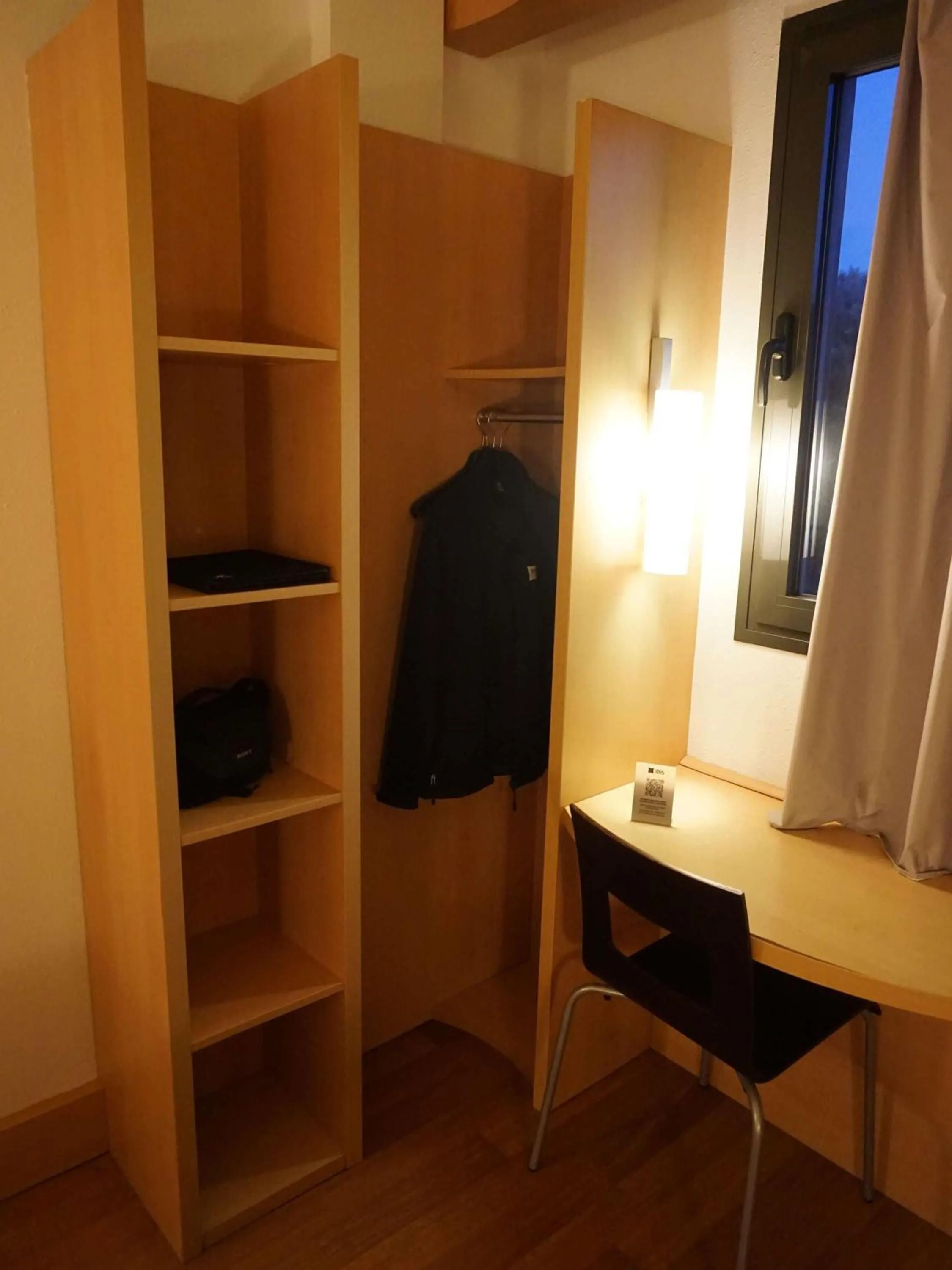 Bedroom in Ibis Girona