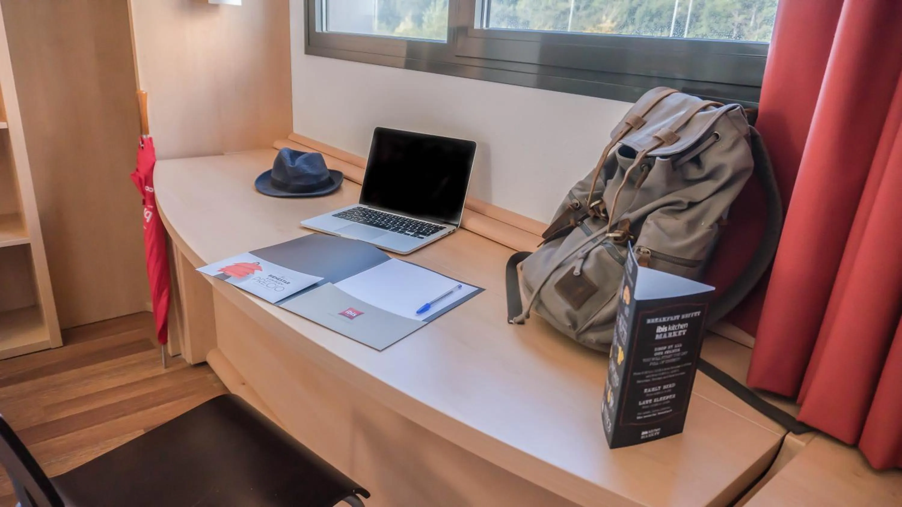 Bedroom in Ibis Girona