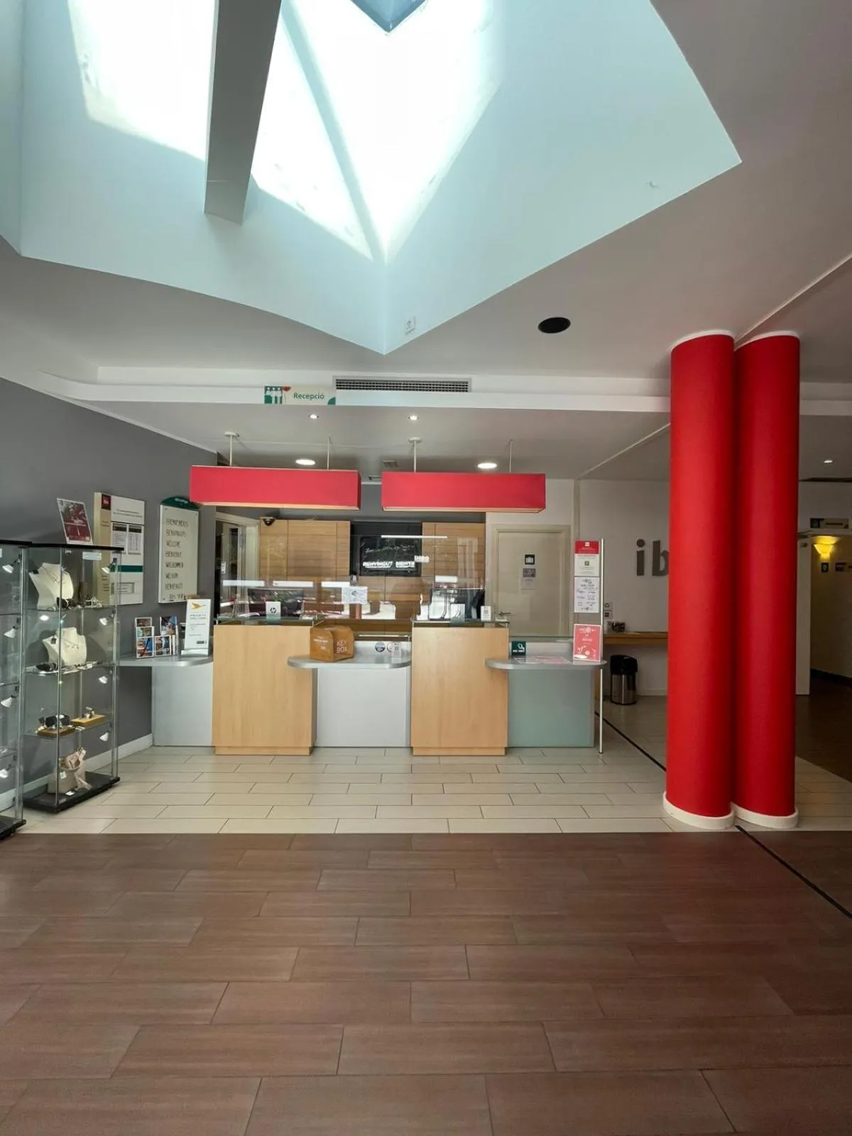 Lobby or reception in Ibis Girona