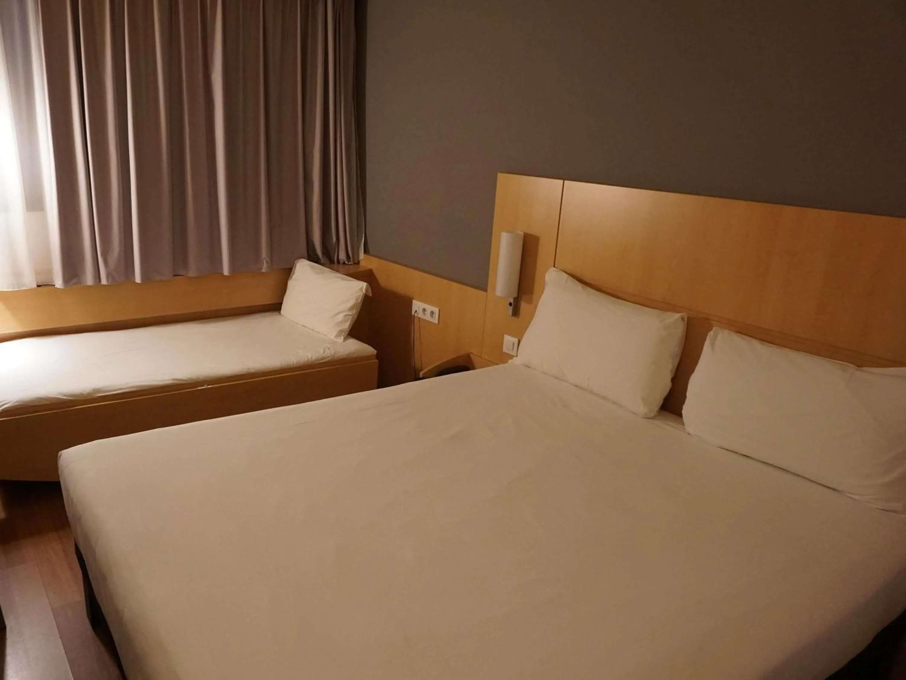 Bedroom, Bed in Ibis Girona