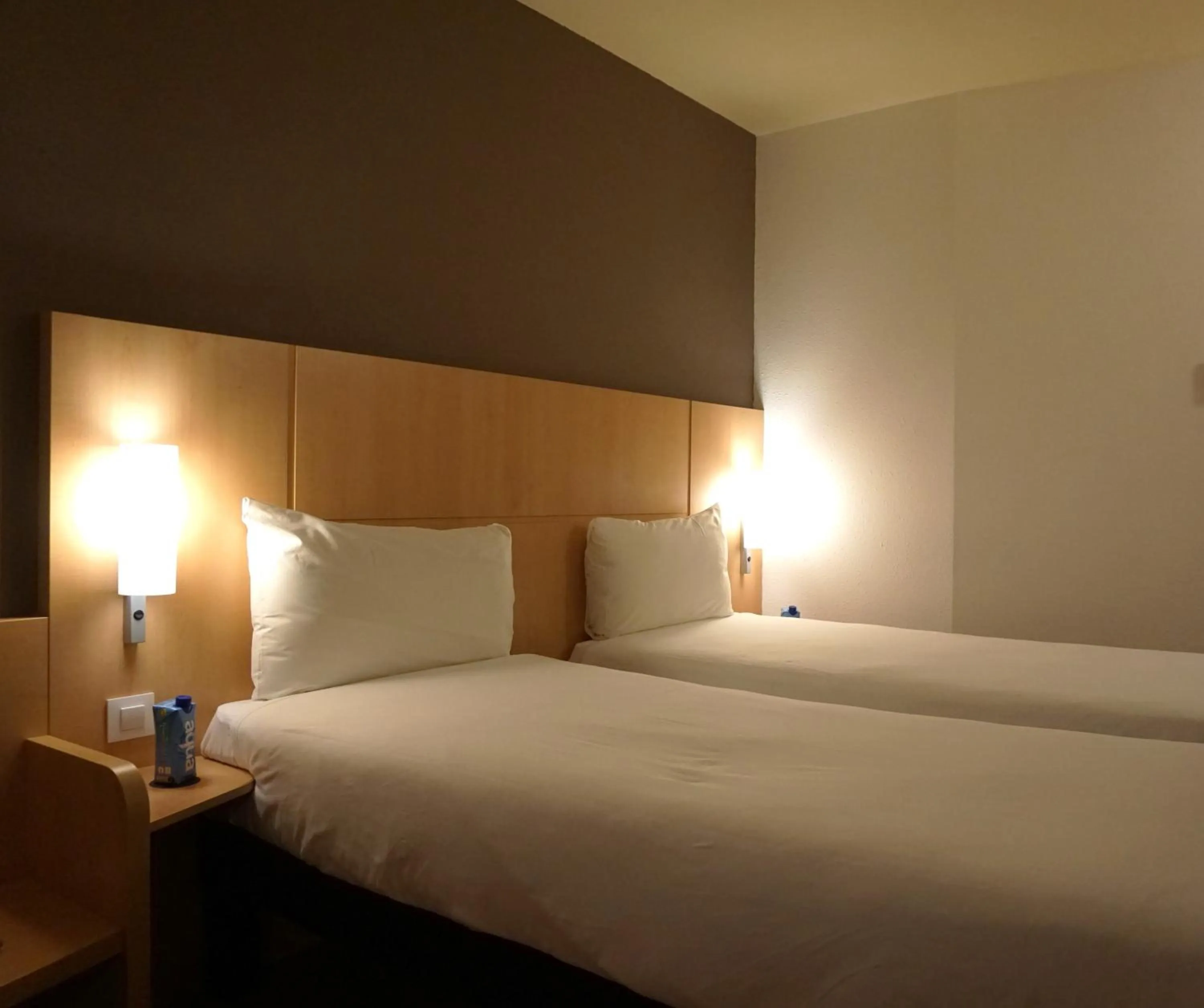 Bedroom, Bed in Ibis Girona