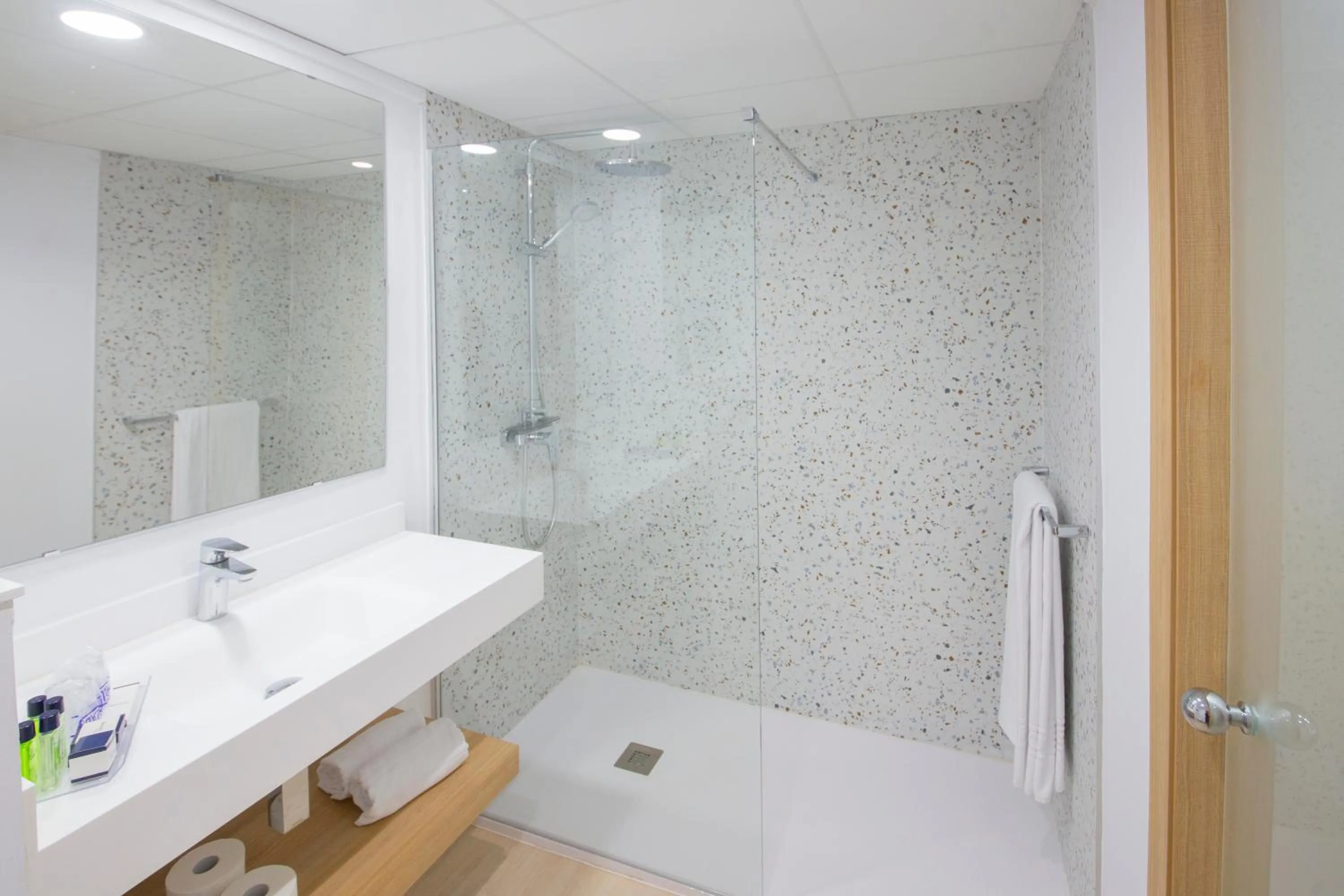 Shower in Hotel Cala Font