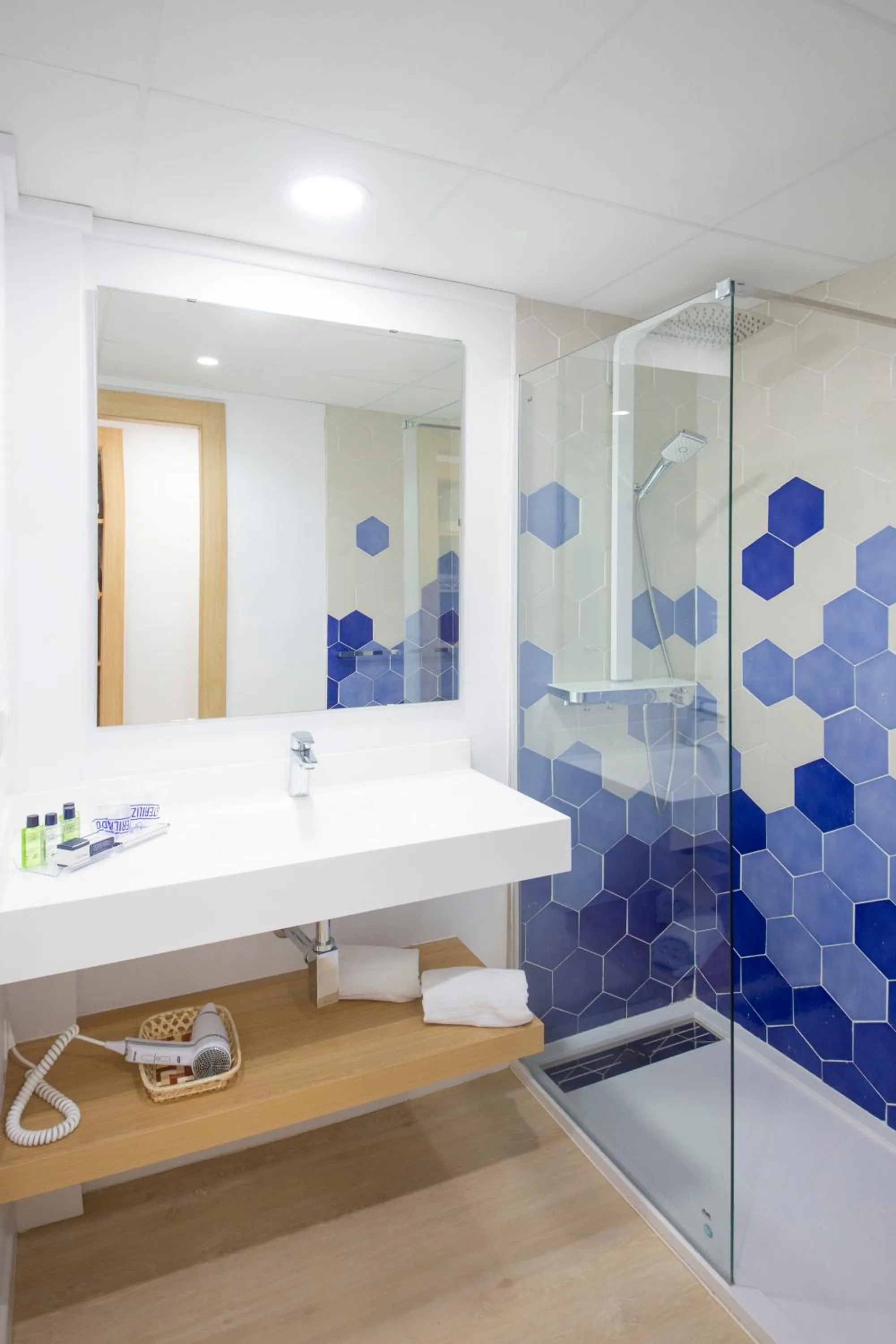 Shower in Hotel Cala Font