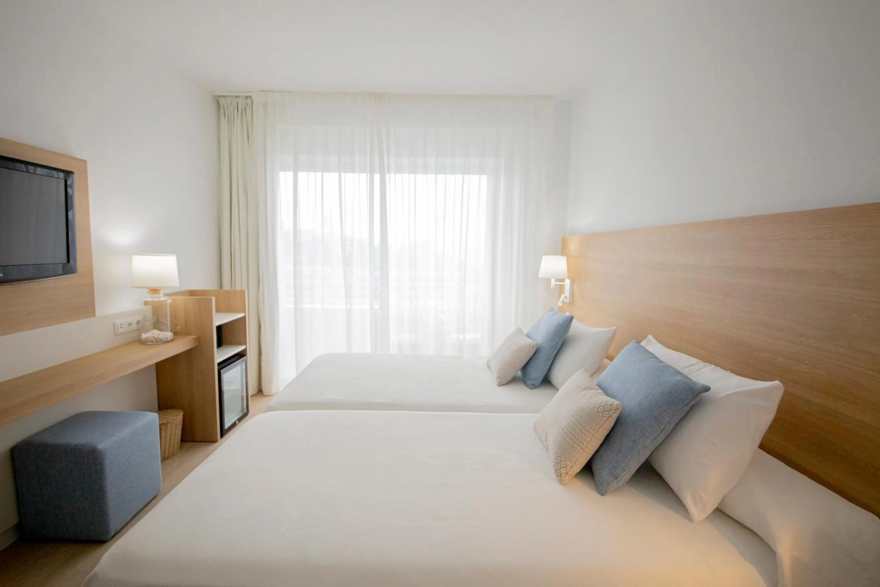 Bathroom, Bed in Hotel Cala Font
