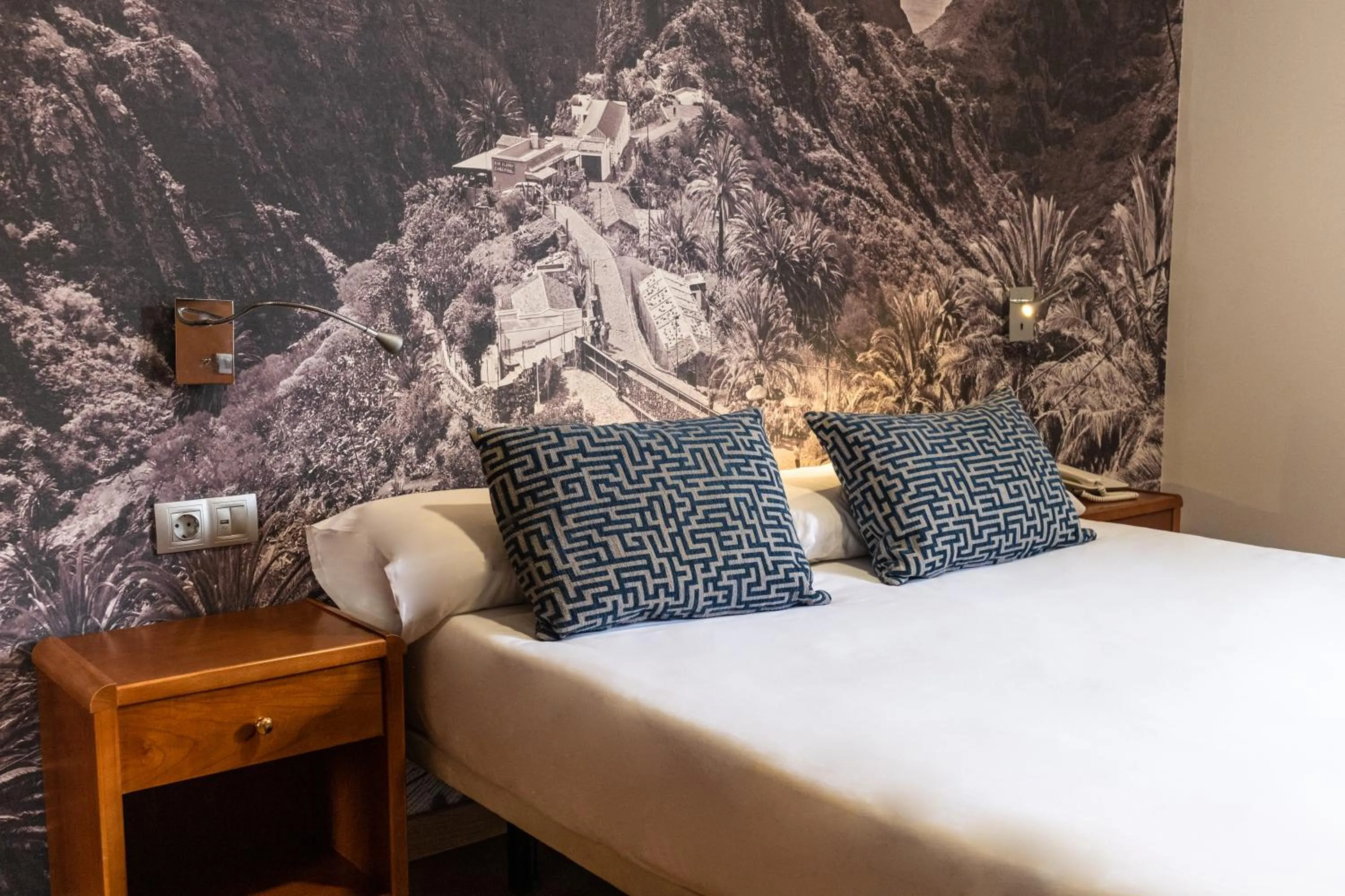 Bed in Hotel Adonis Plaza