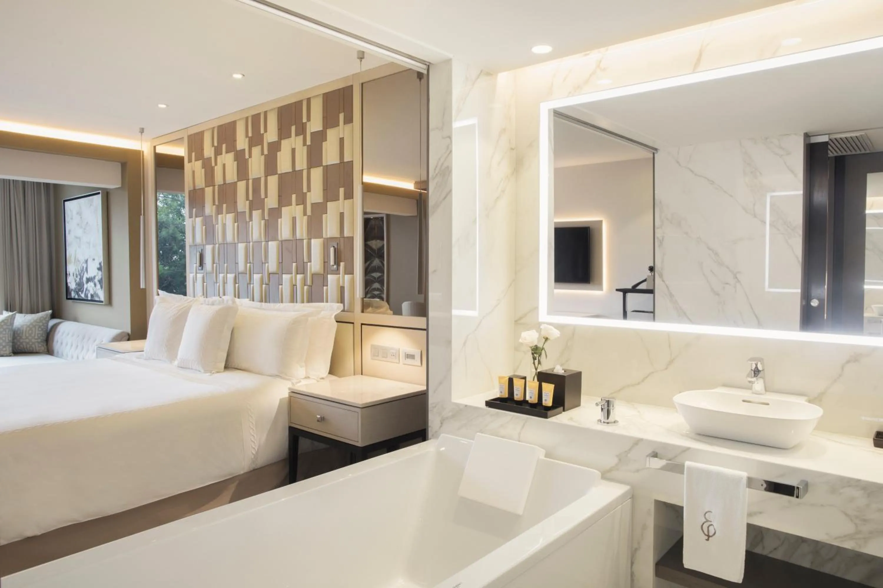 Bathroom, Bed in El Embajador, a Royal Hideaway Hotel