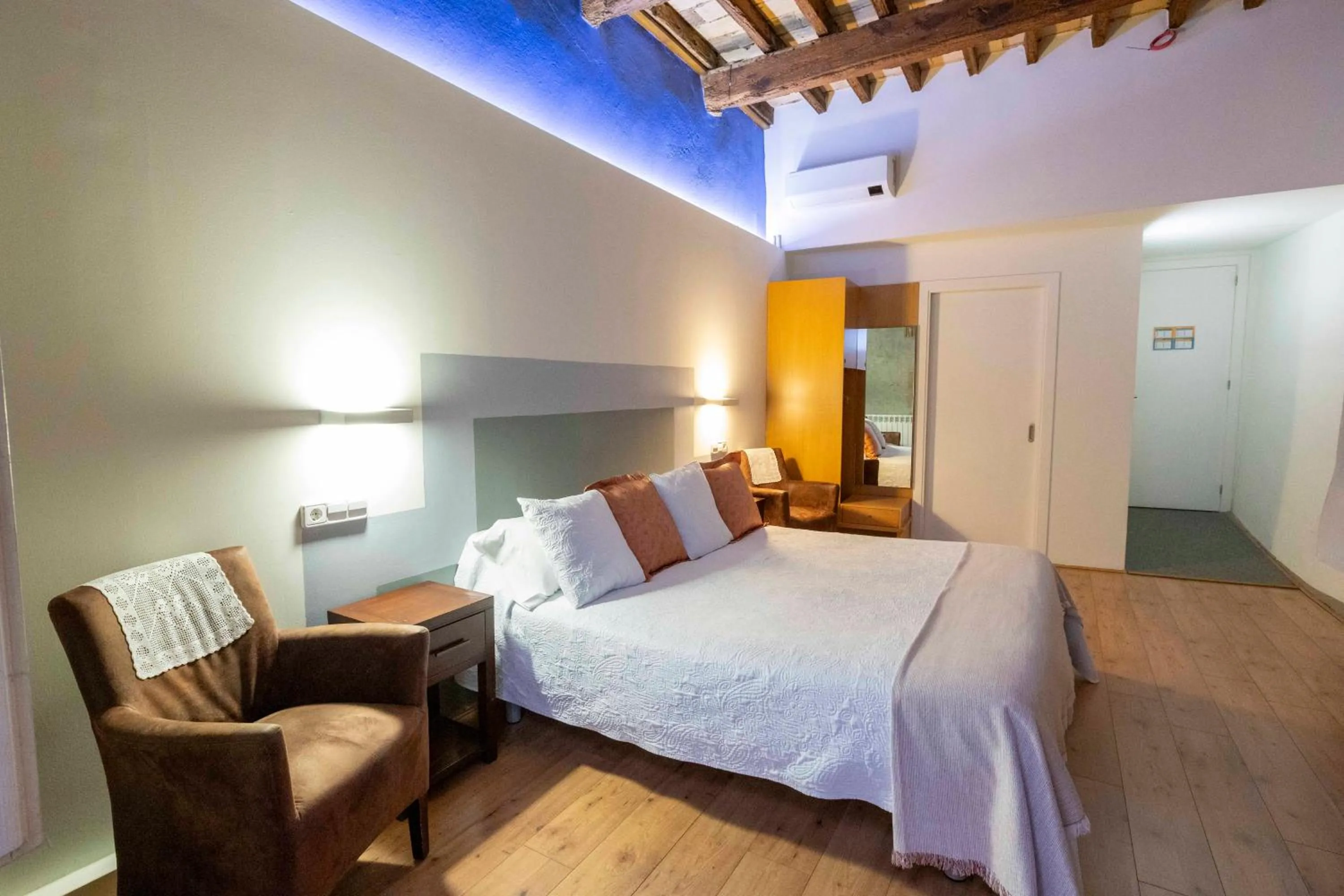 Property building, Bed in Hotel La Freixera