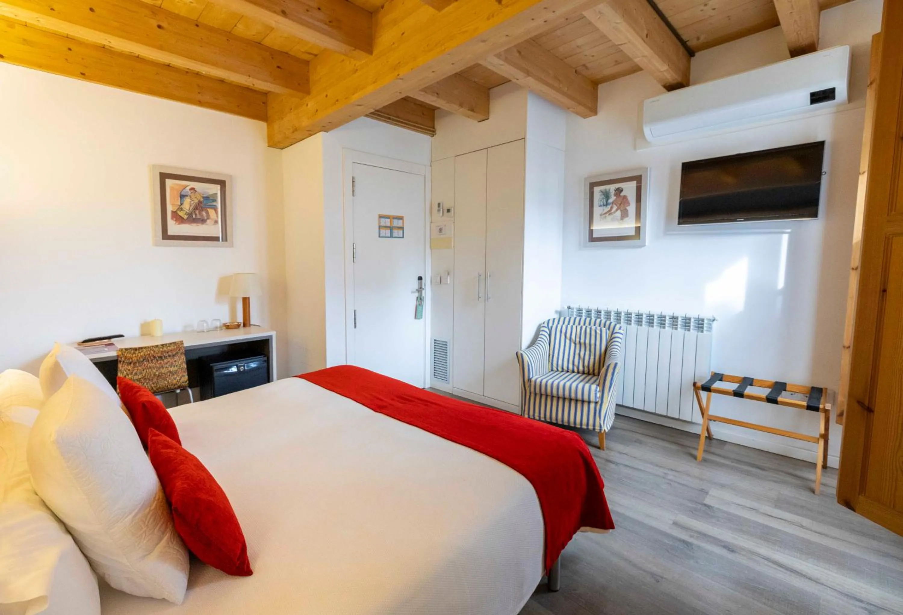 Photo of the whole room, Bed in Hotel La Freixera