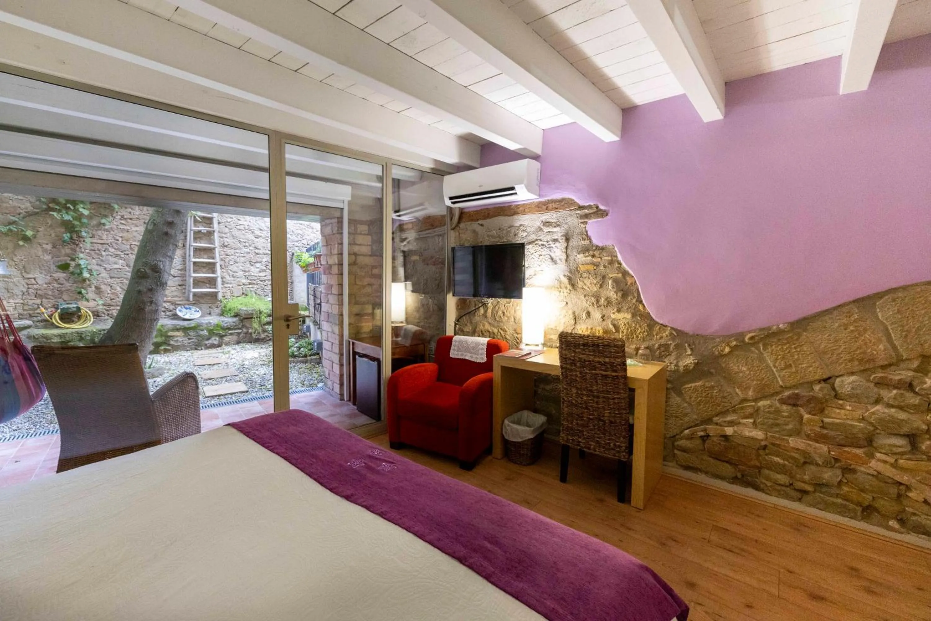 Seating area, Bed in Hotel La Freixera