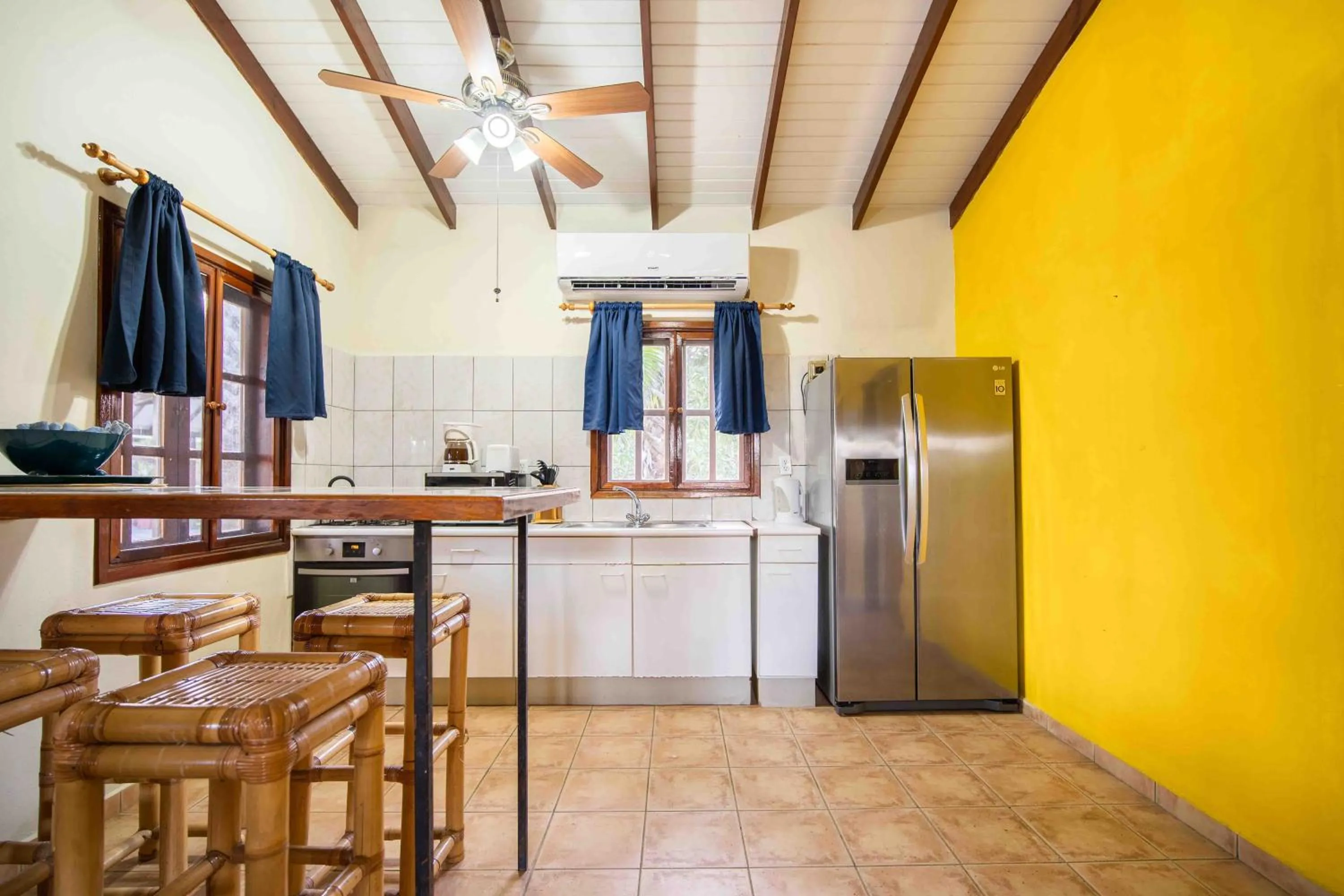 Kitchen or kitchenette in Captain Don's Habitat