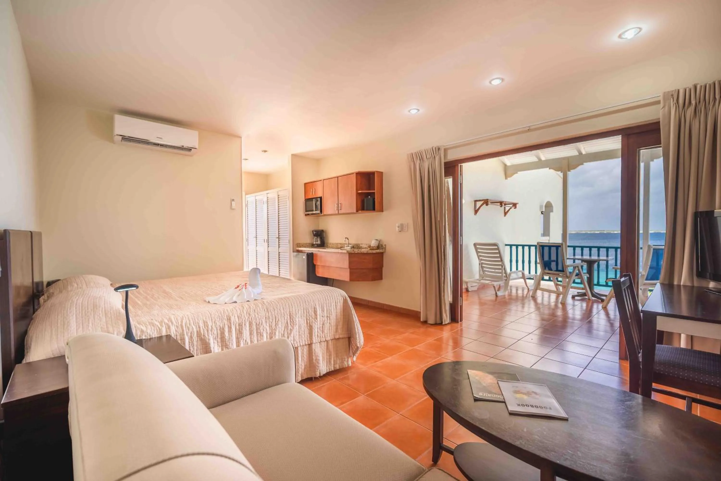 Photo of the whole room in Captain Don's Habitat