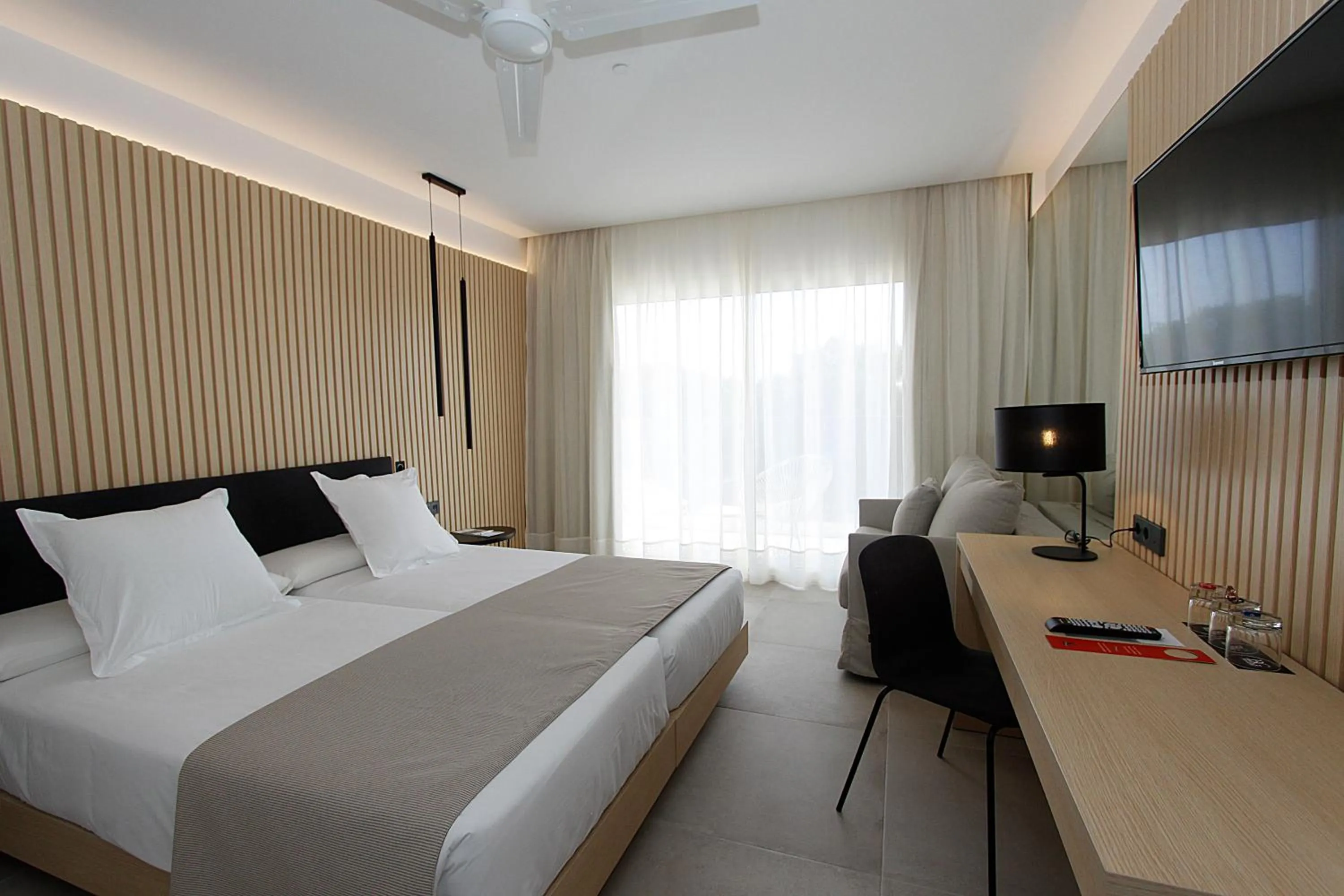 Photo of the whole room, Bed in BG Caballero