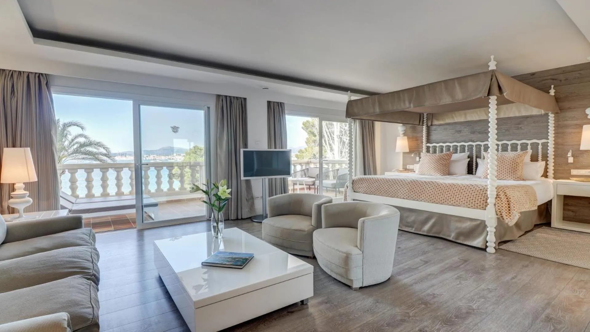 Photo of the whole room, Bed in Hotel Illa d'Or & Club Apts 4* Sup