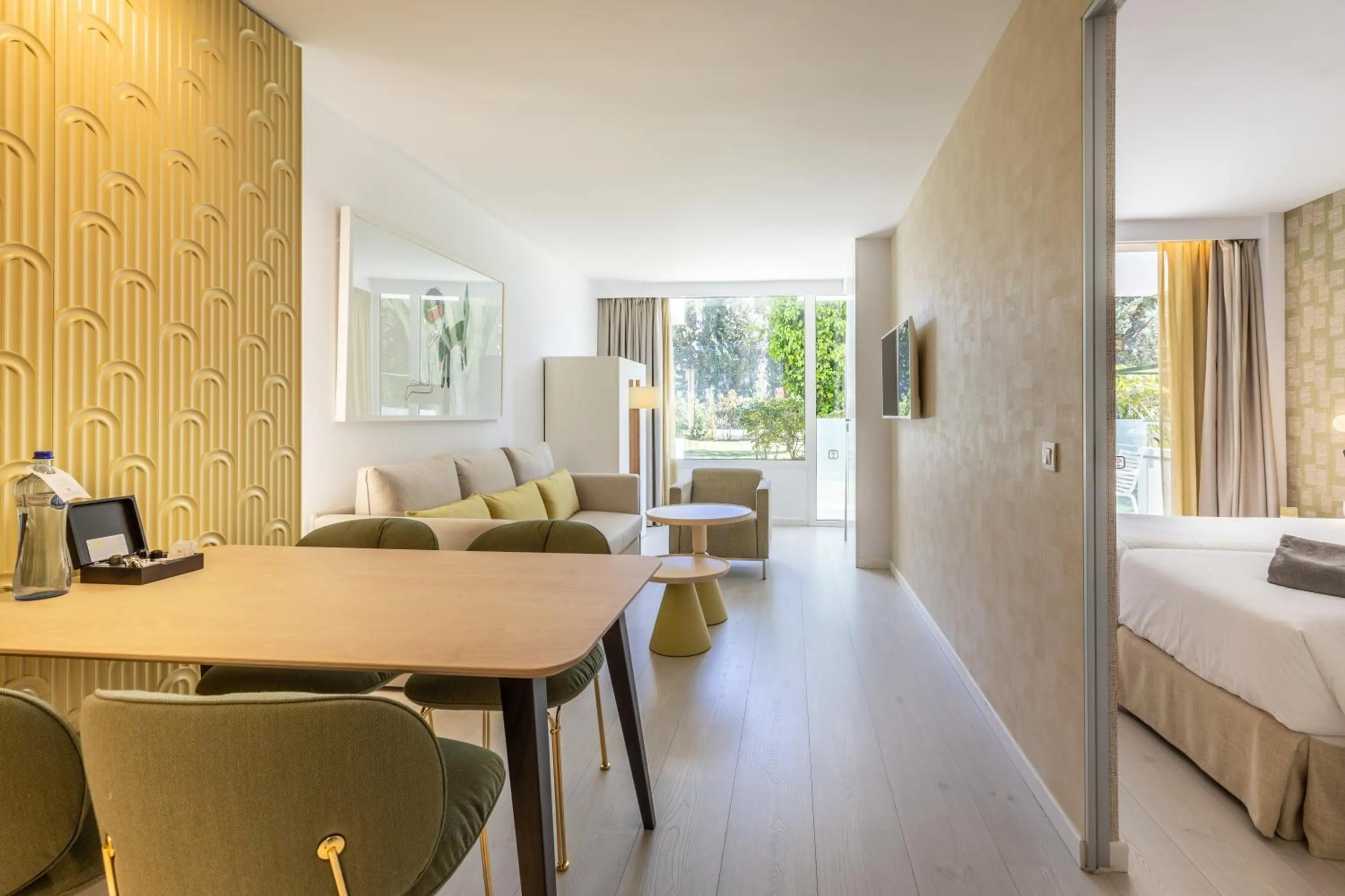 Dining area, Bed in Hotel Illa d'Or & Club Apts 4* Sup