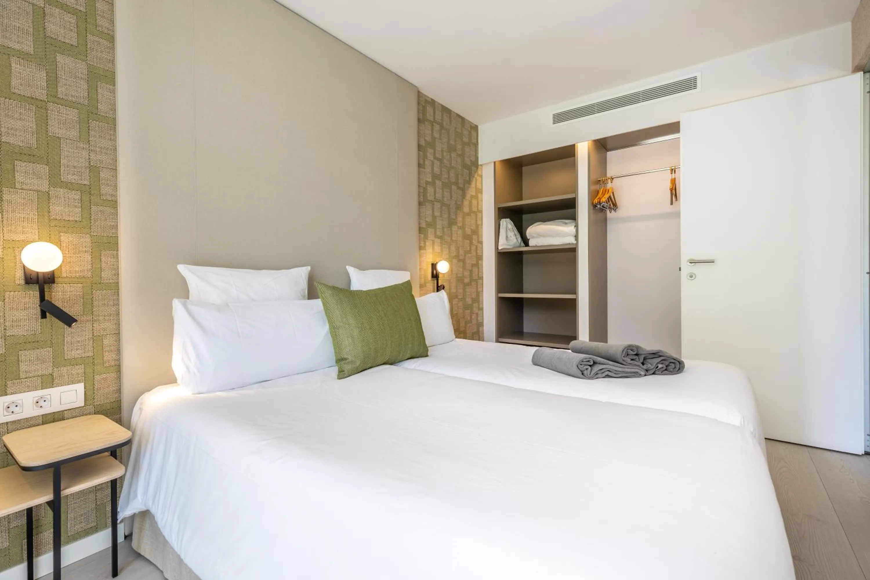 Bedroom, Bed in Hotel Illa d'Or & Club Apts 4* Sup