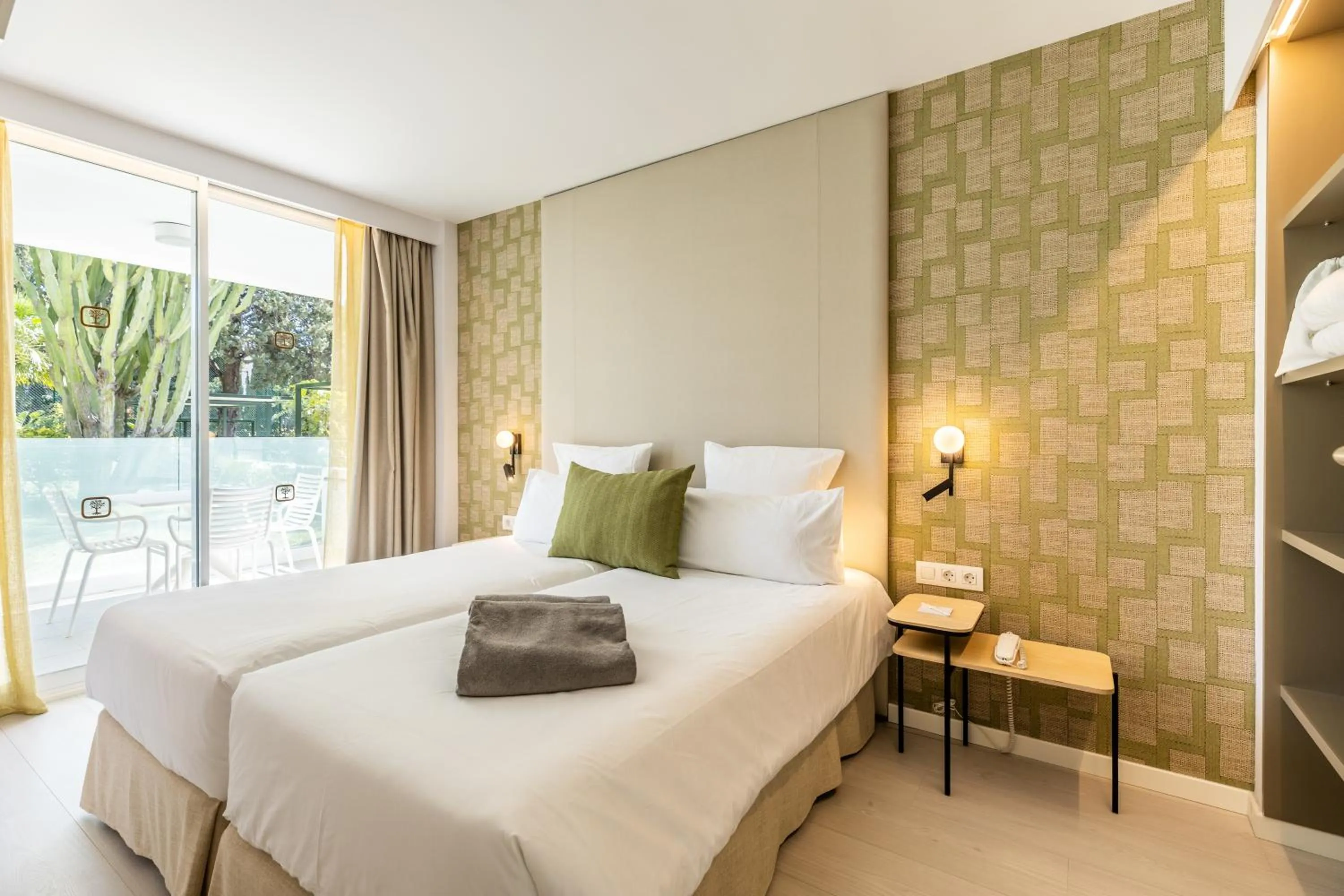 Bedroom, Bed in Hotel Illa d'Or & Club Apts 4* Sup