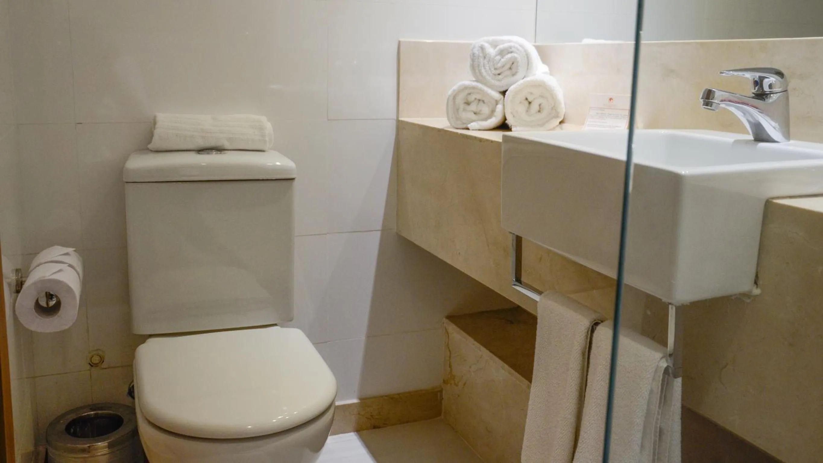 Bathroom in Hotel Atlântico Travel Copacabana