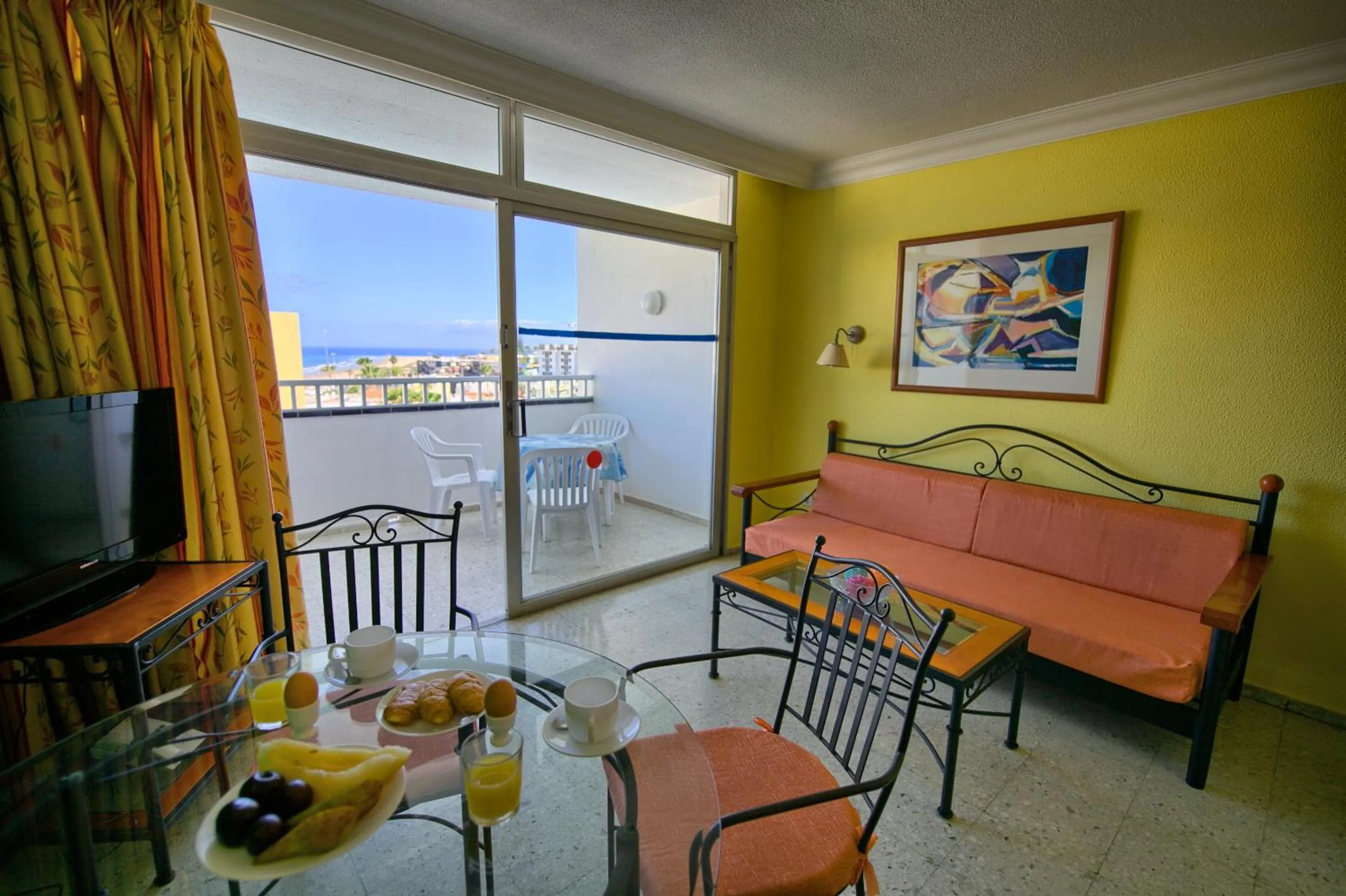 Photo of the whole room in Apartamentos Amazonas