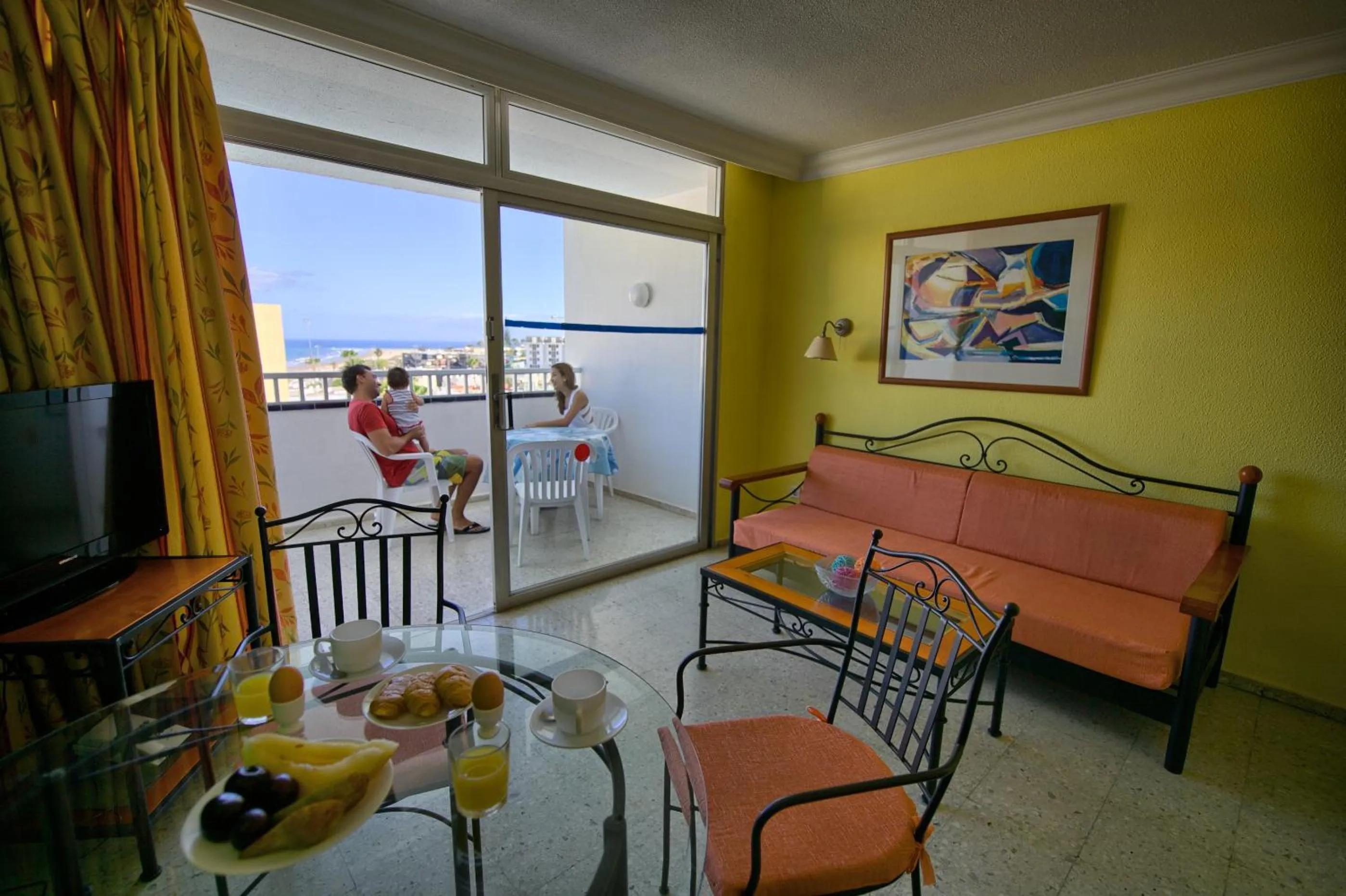 Photo of the whole room in Apartamentos Amazonas