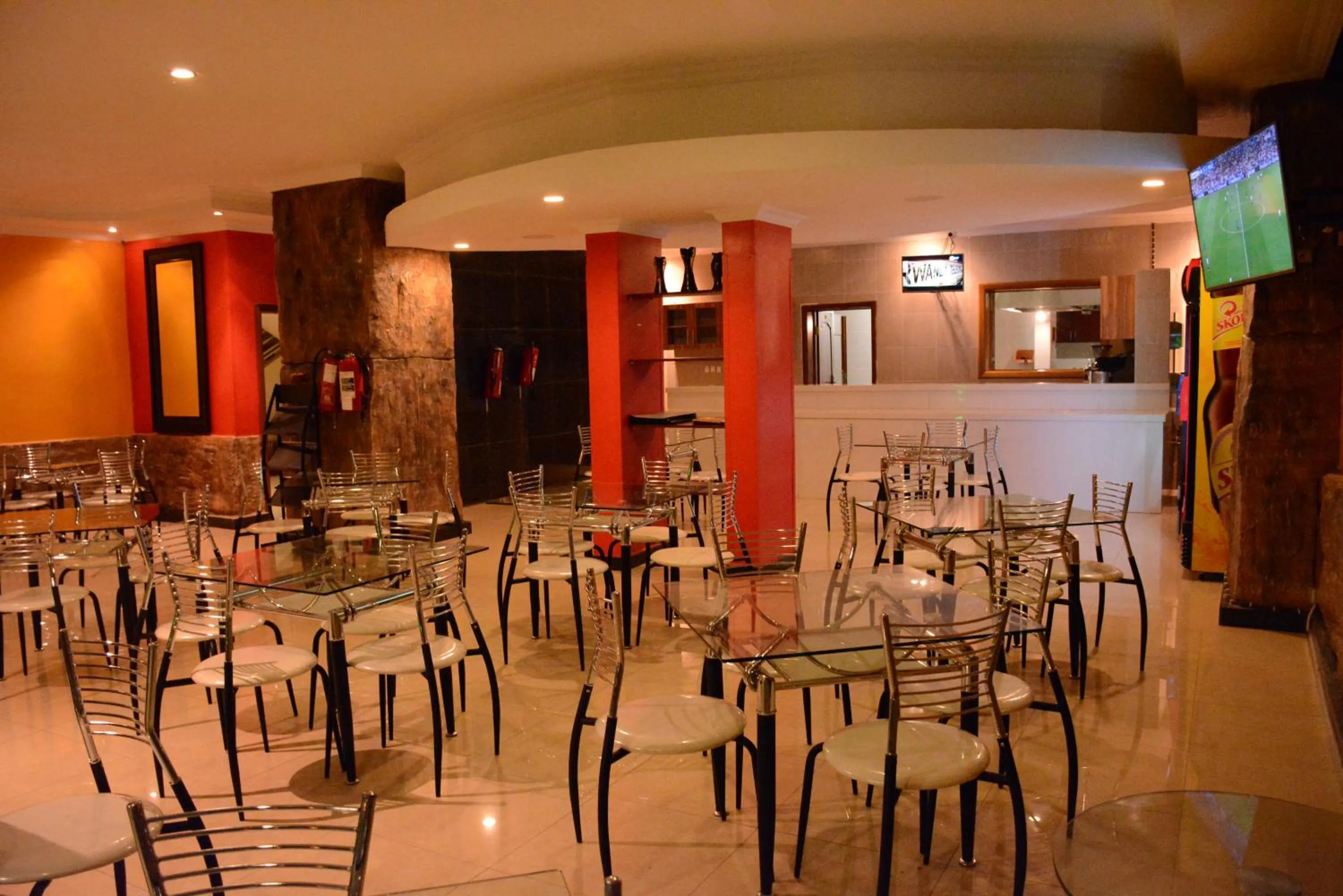 Restaurant/places to eat in La Posh Hotel