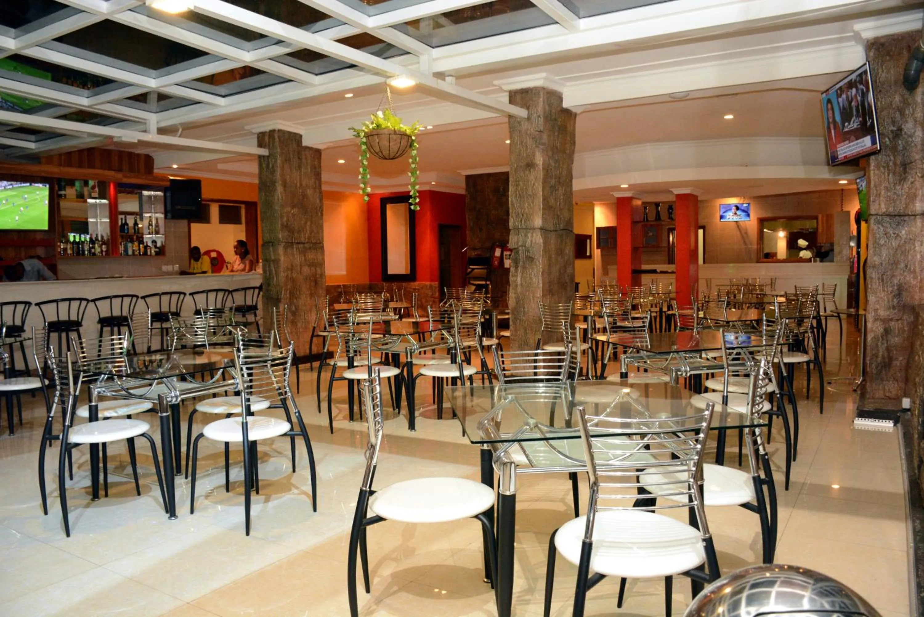 Restaurant/places to eat in La Posh Hotel