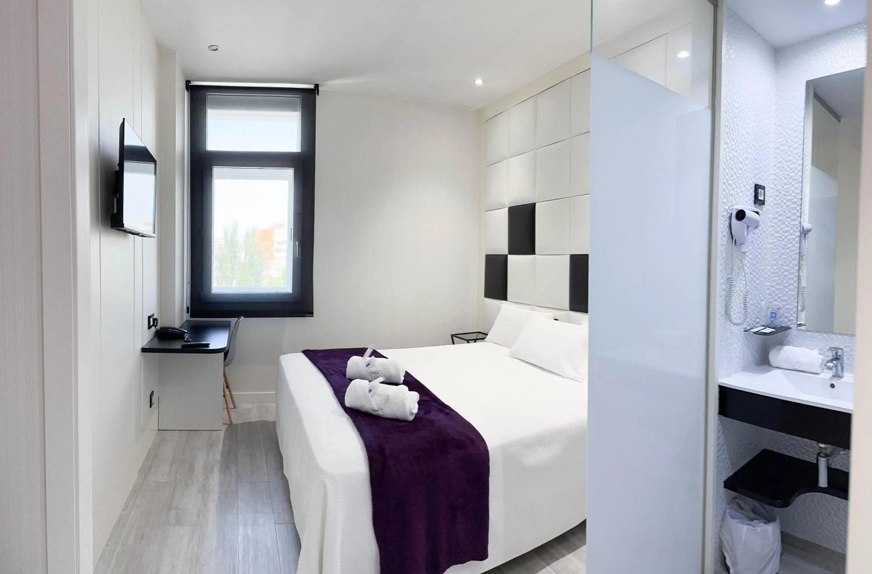 Photo of the whole room, Bed in Hoteles Urbanos N Avenida de España