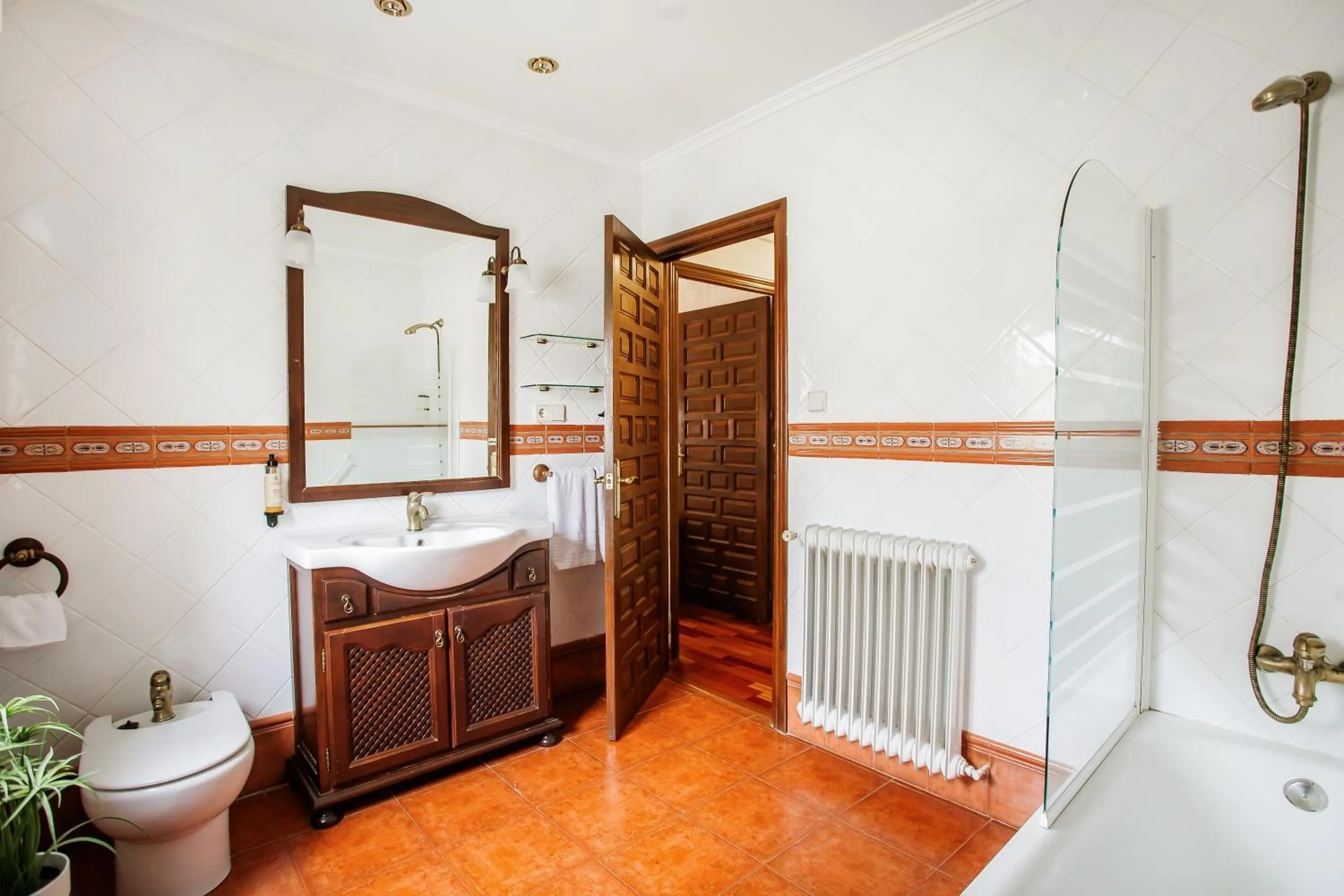 Shower in Hotel Conde Rodrigo II by eme hoteles