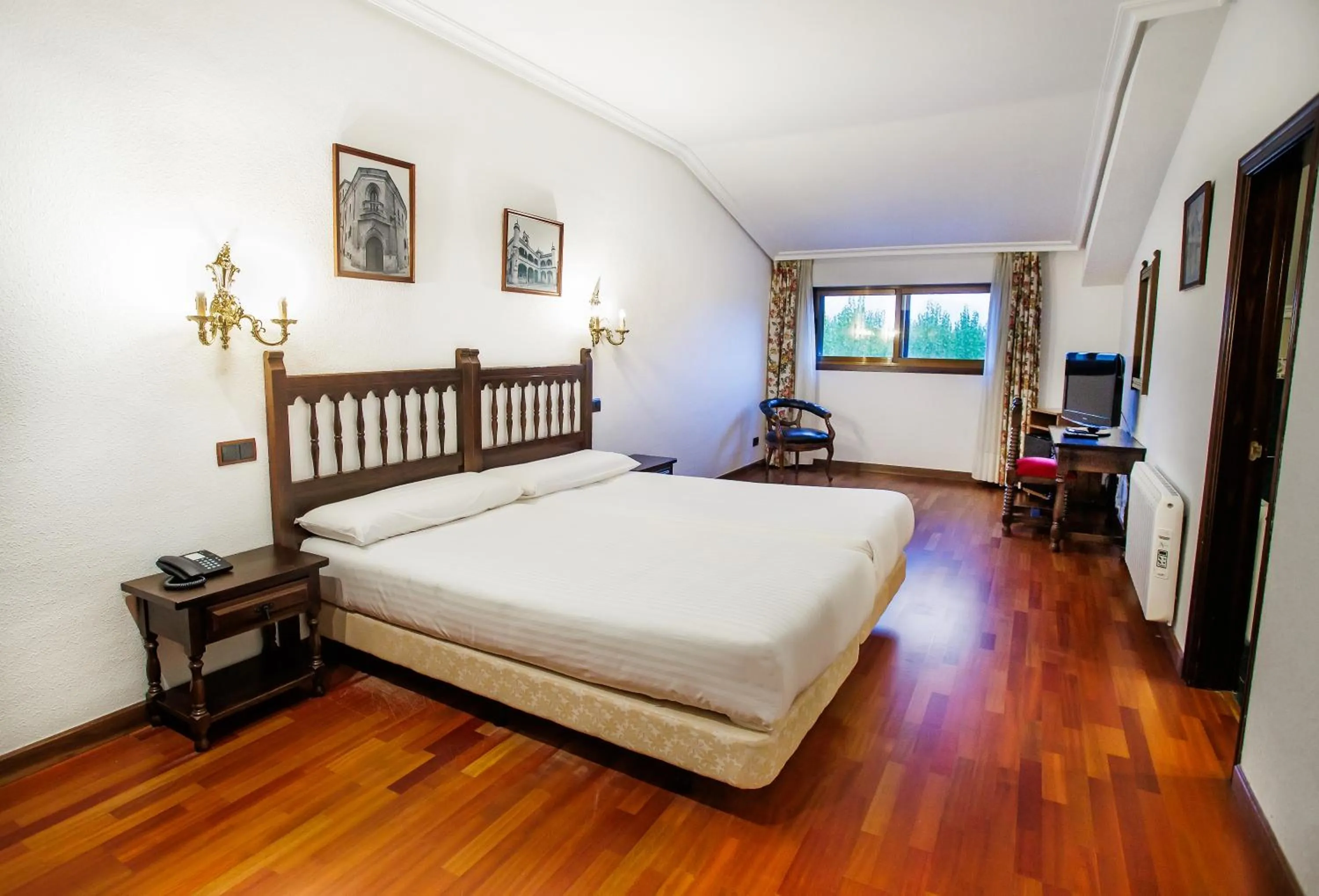 Bed in Hotel Conde Rodrigo II by eme hoteles