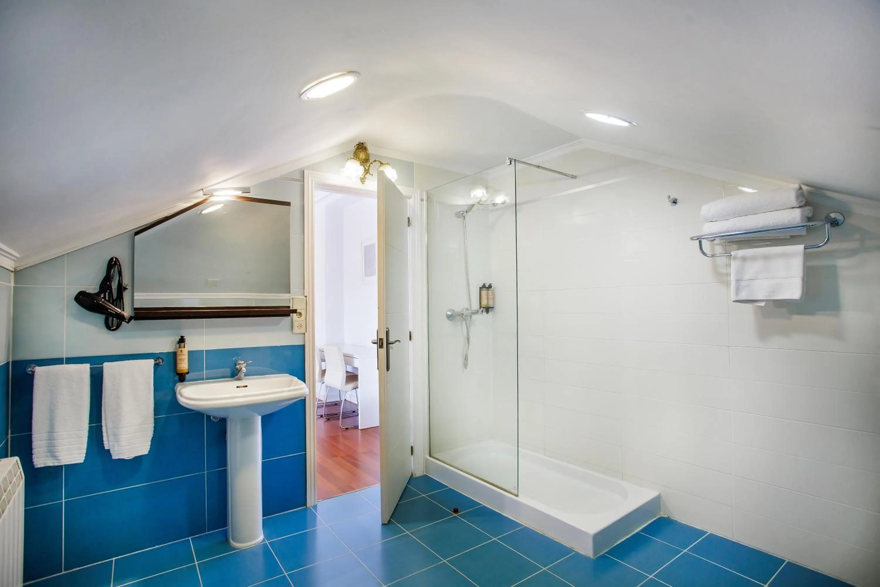 Shower in Hotel Conde Rodrigo II by eme hoteles