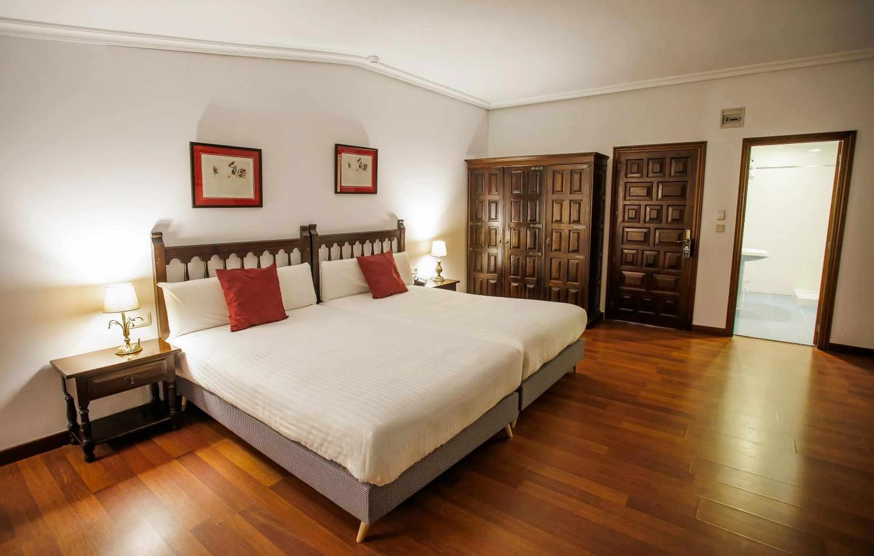 Bed in Hotel Conde Rodrigo II by eme hoteles