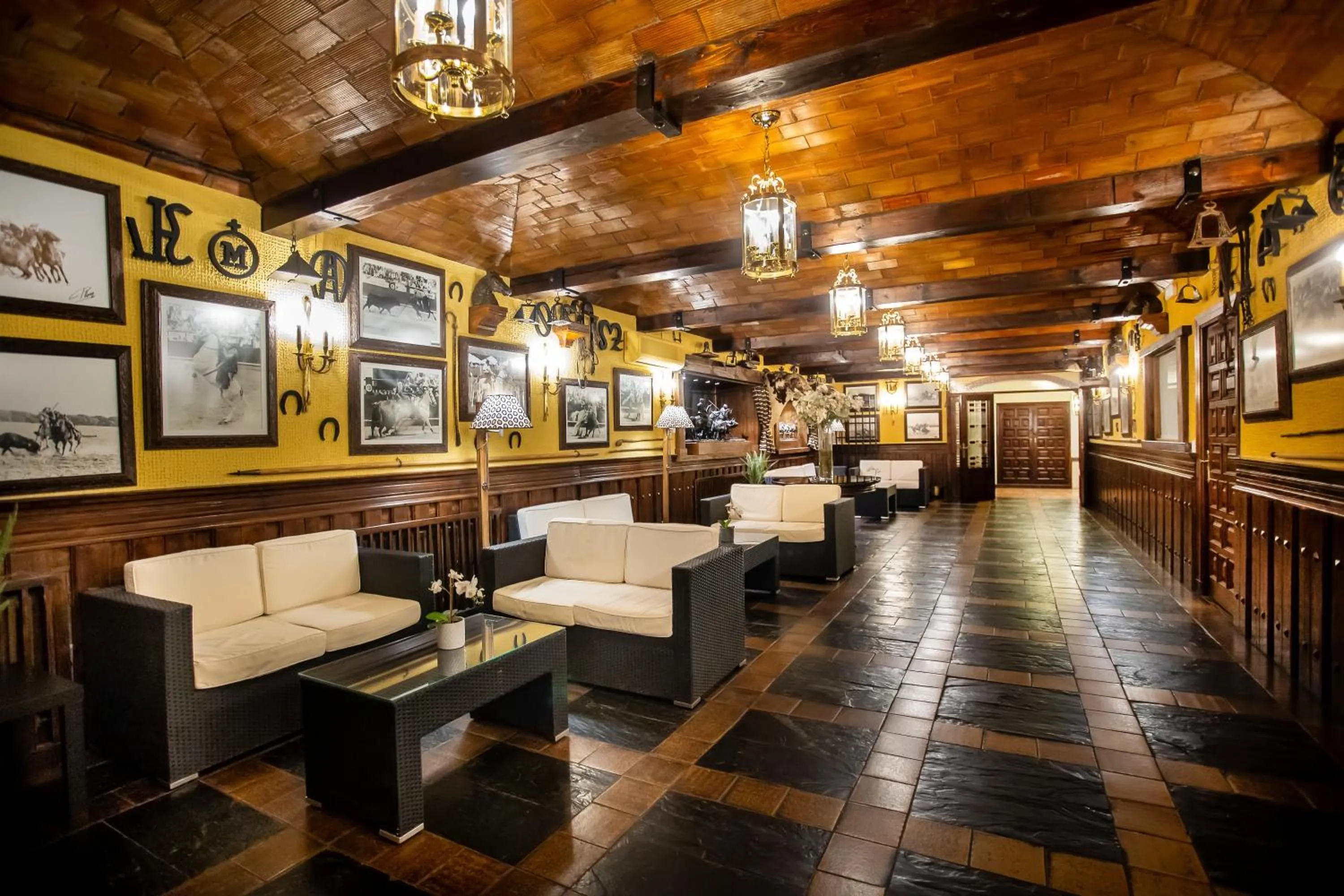 Living room in Hotel Conde Rodrigo II by eme hoteles