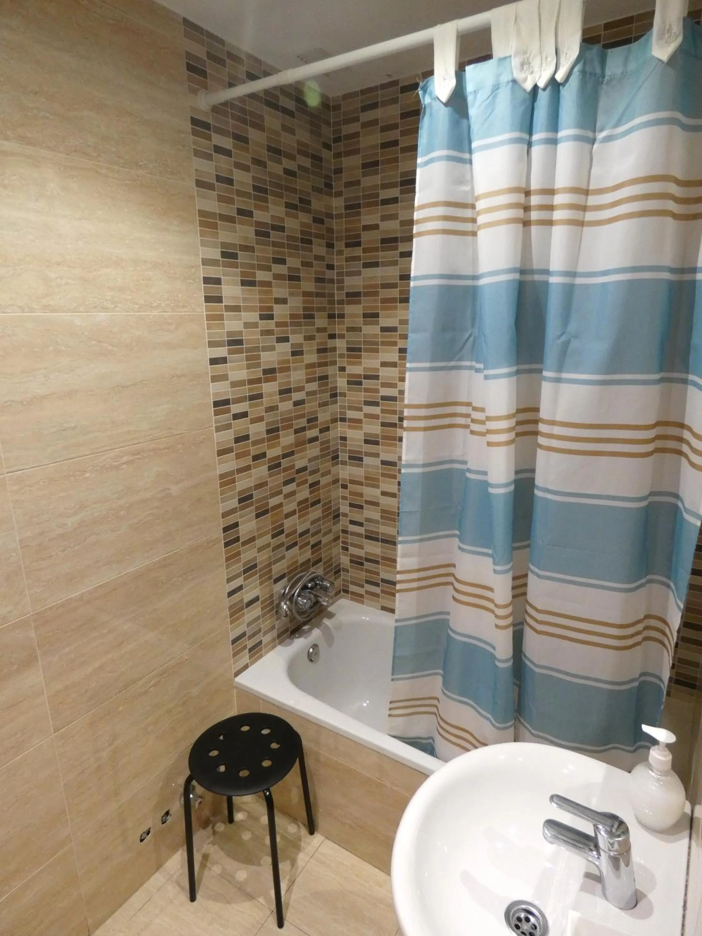 Shower in Hostal Sonia Granada